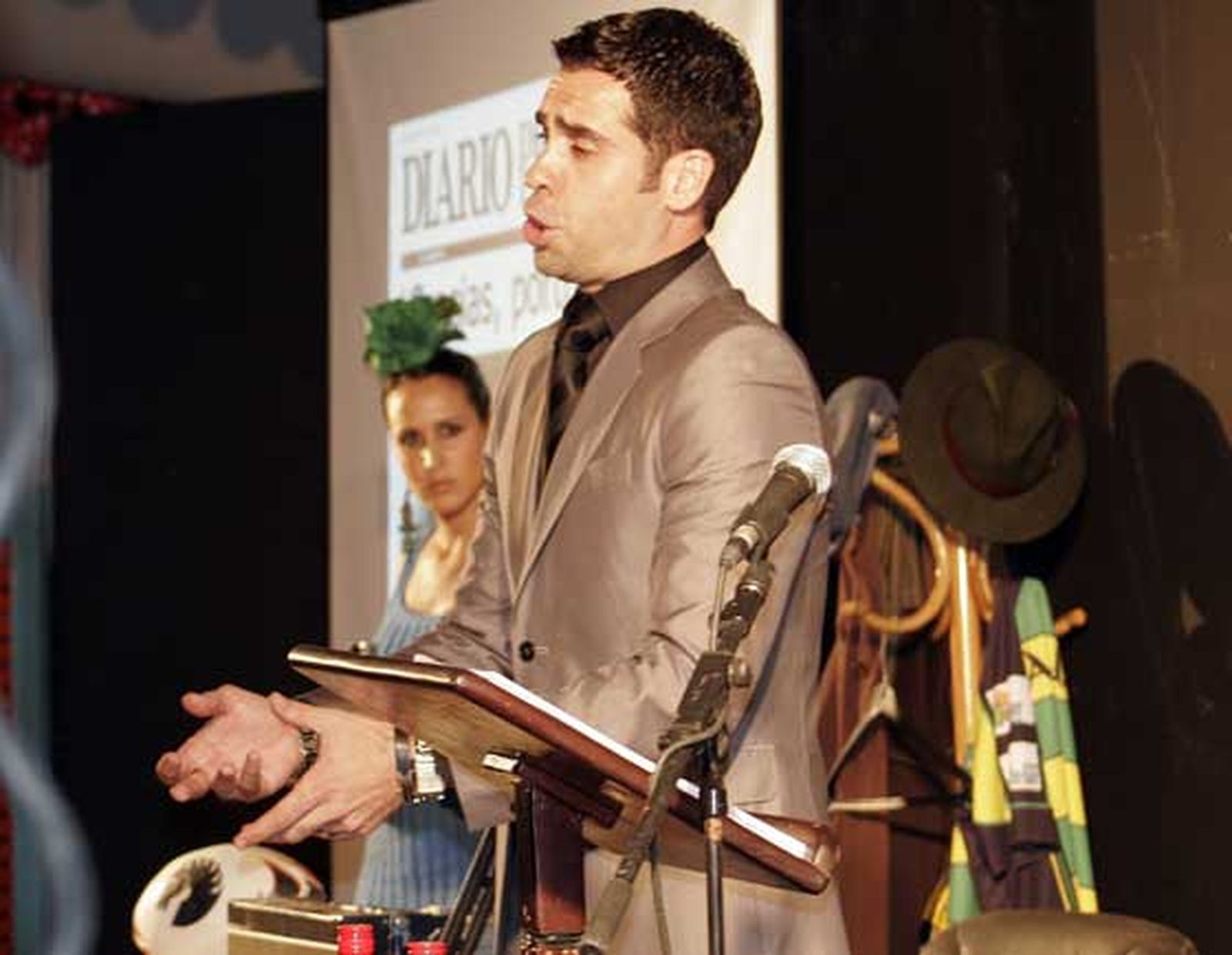 El tenor jerezano Ismael Jordi fue una de las sorpresas de la noche al cantar momentos antes de finalizar el pregón.

Foto: Fito Carreto y Andrés Mora