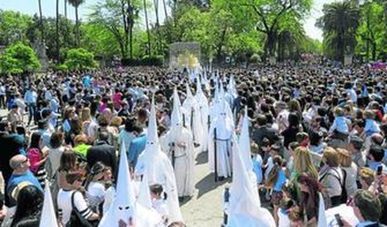 La Virgen de la Paz discurre por el Parque de María Luisa bajo un sol de justicia.