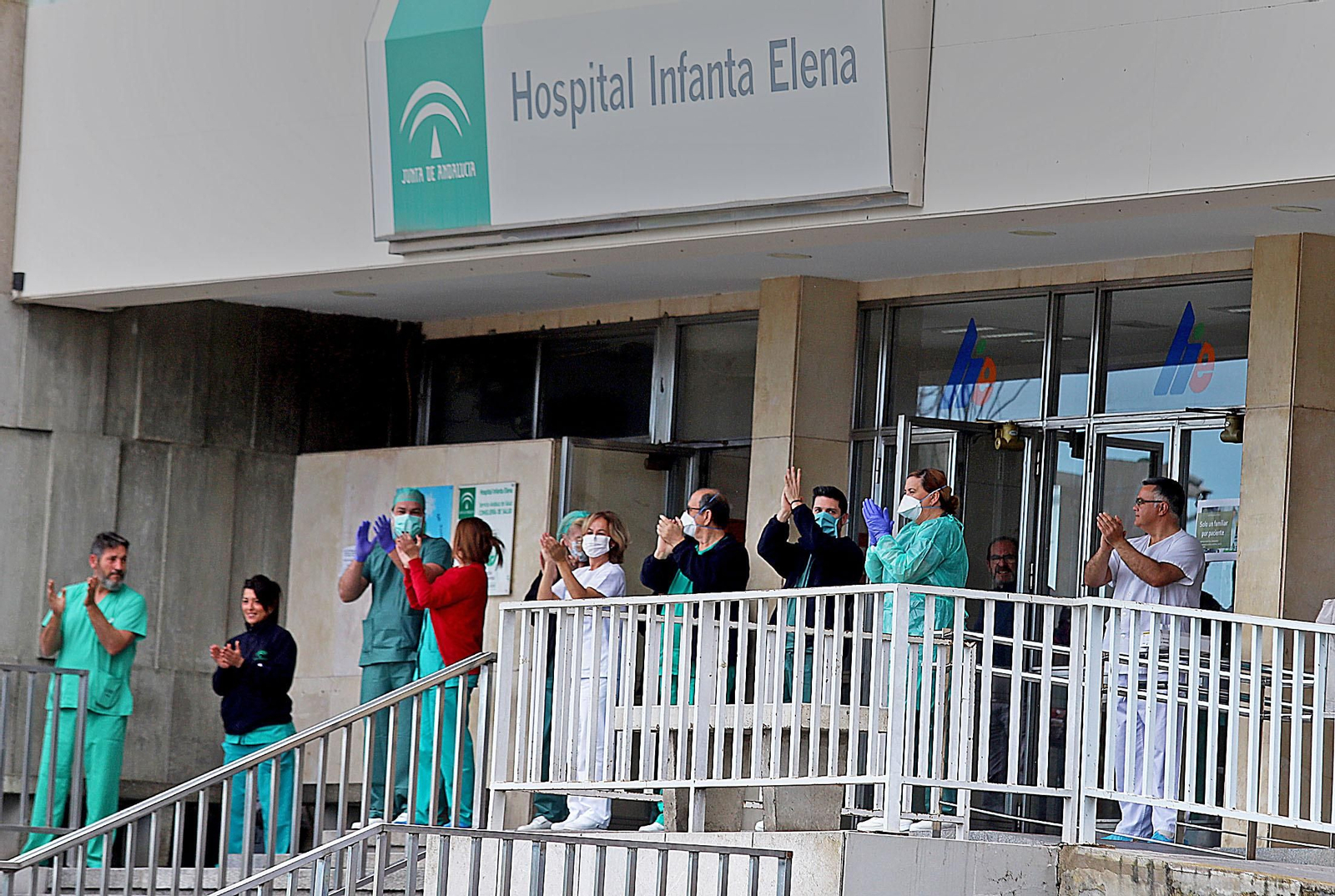 Imágenes de la UME realizando trabajos de limpieza y desinfección en el Hospital Infanta Elena de Huelva