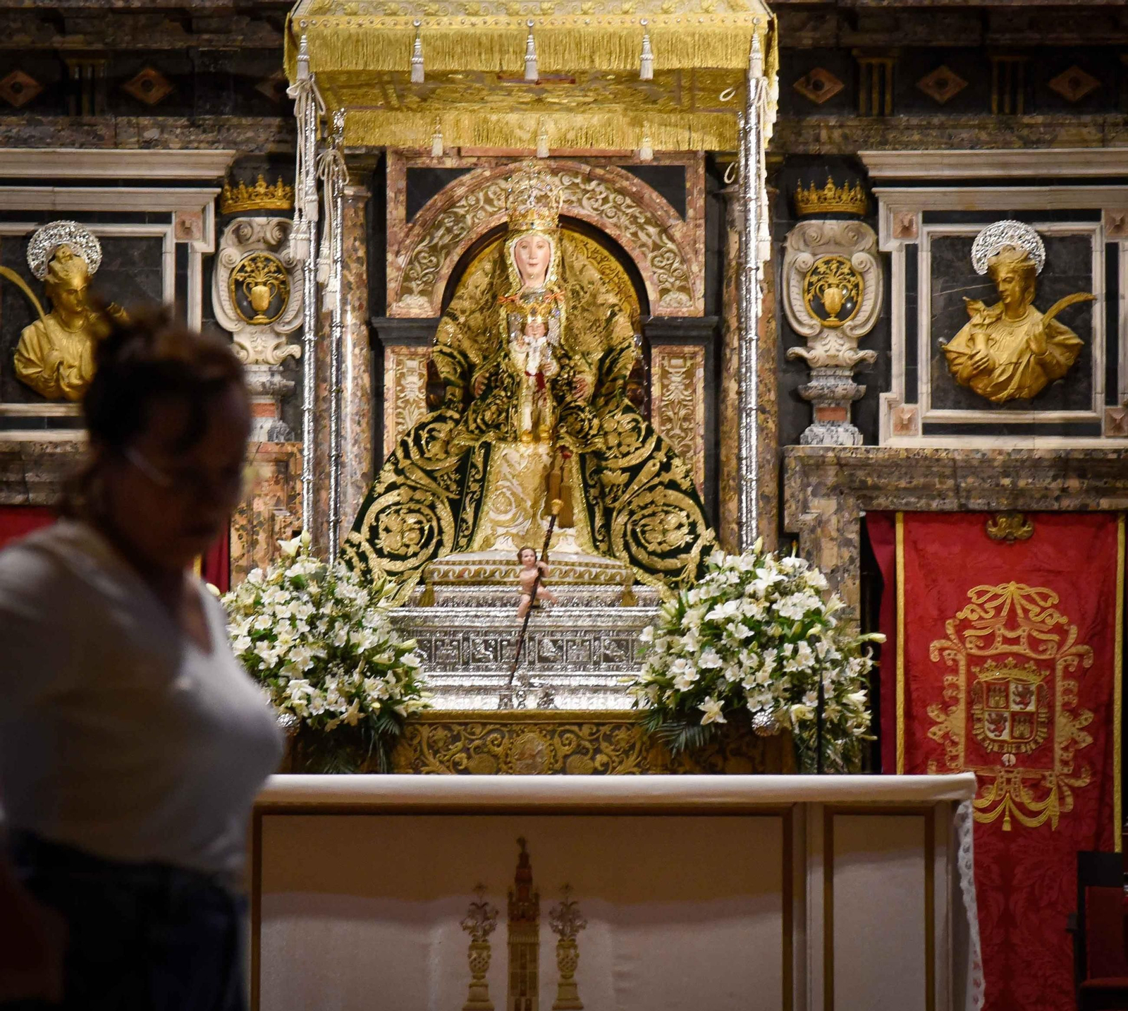 La Virgen de los Reyes, ya dispuesta para la procesión