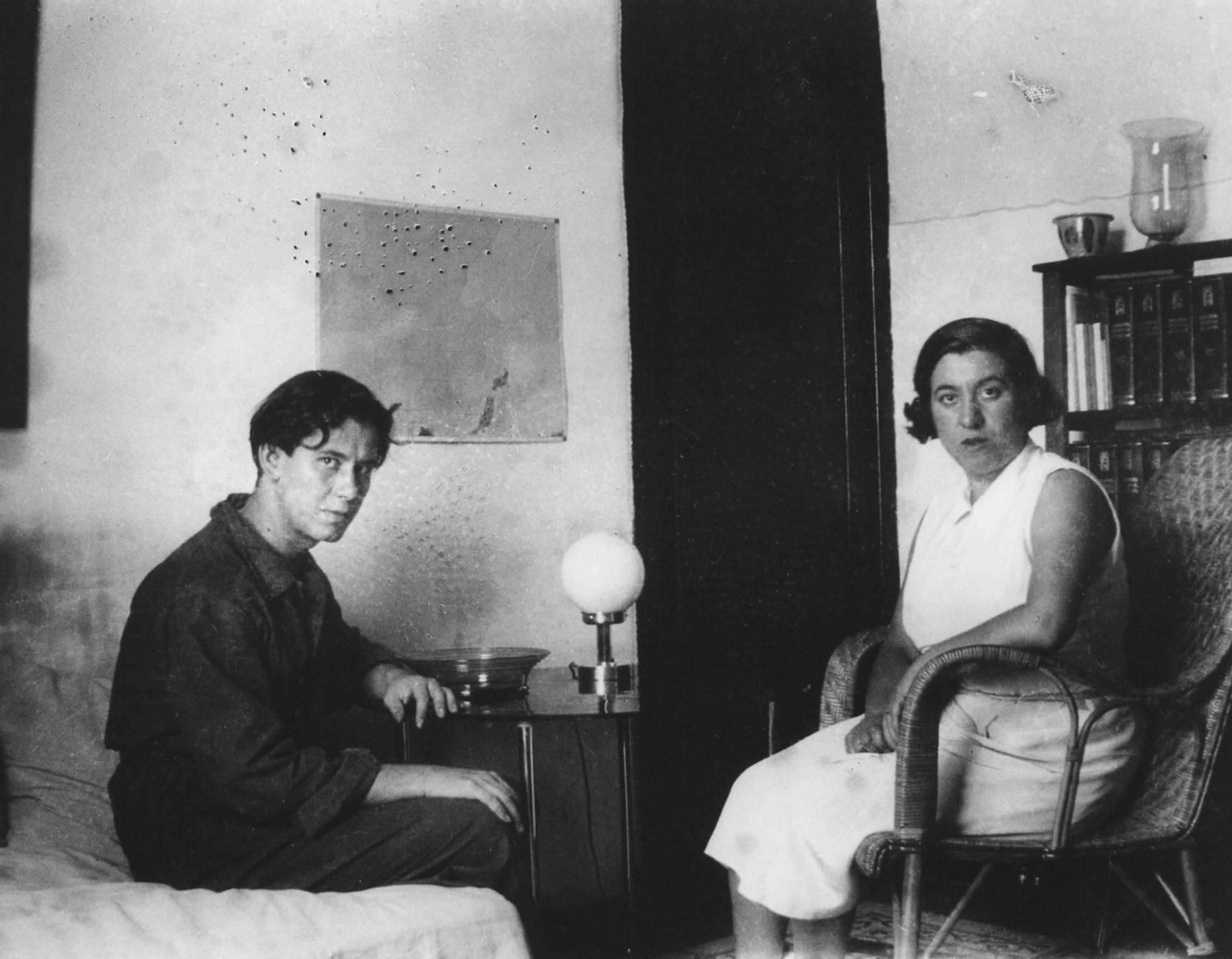 Manuel Altolaguirre y Concha Méndez en su casa de la calle Viriato, Madrid, 1935-1936.