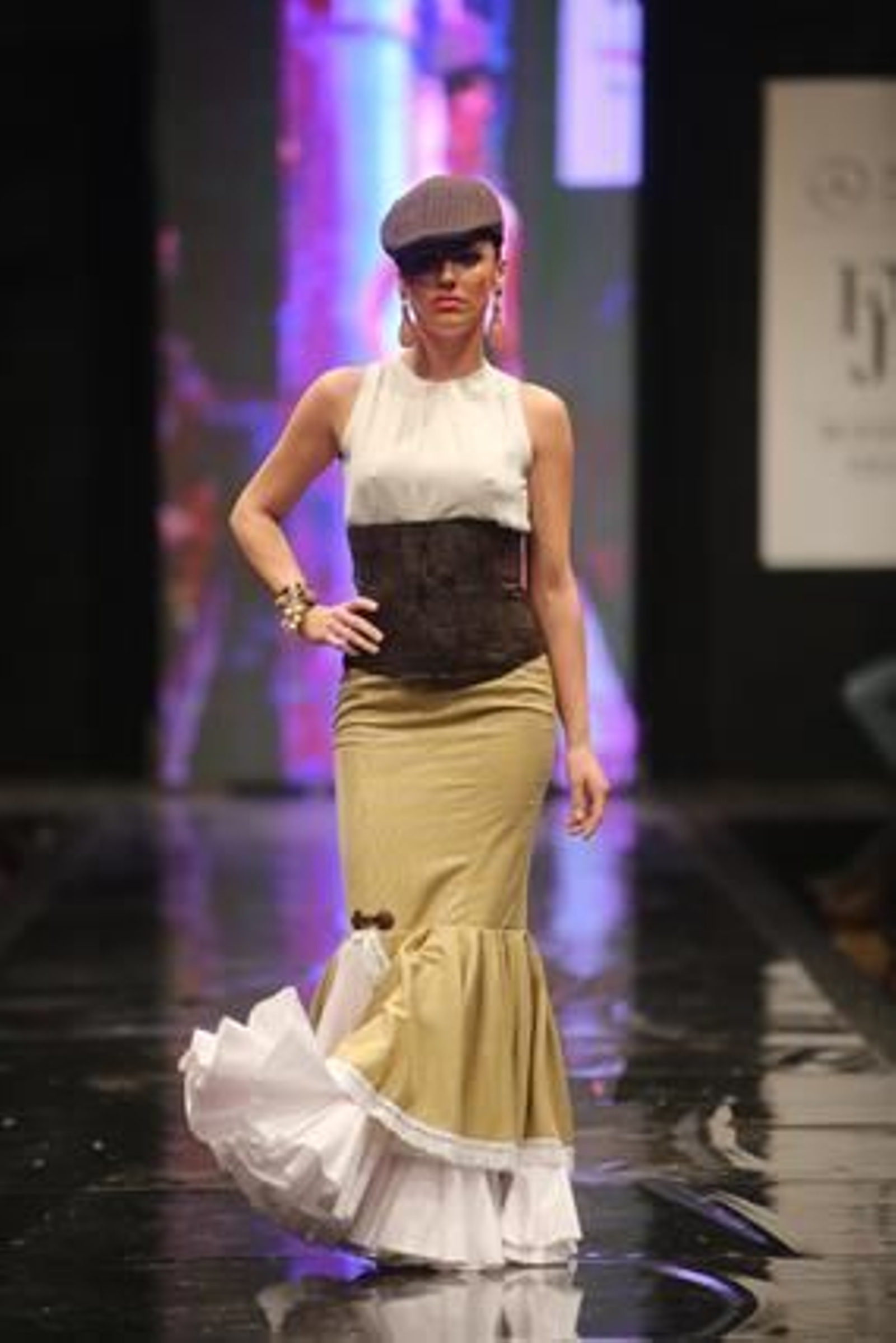 En la colección 'Va por ti', Pilar Rubio apuesta por los tonos verdes y cardenales, líneas muy limpias, mucho vuelo y pocos adornos.

Foto: Juan Carlos Corchado