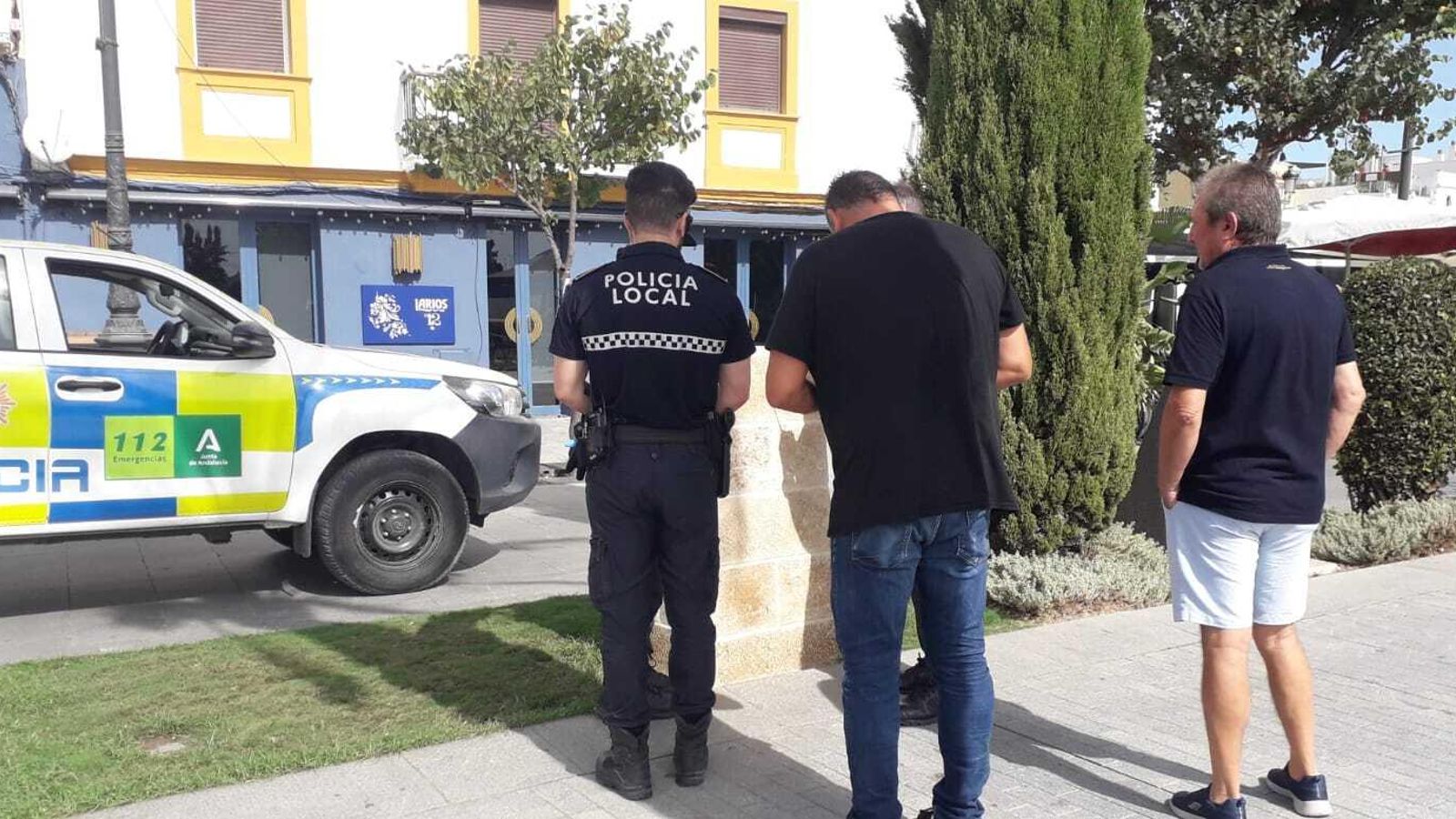 La Policía Local, en la zona donde se ubicaba el busto.