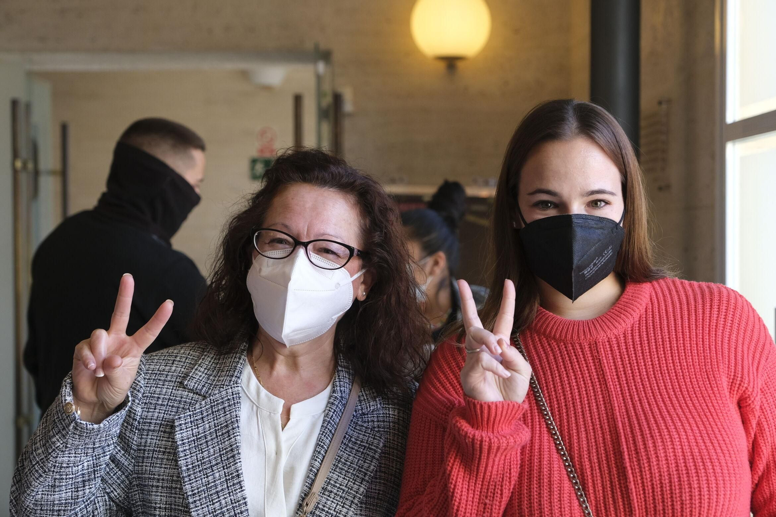 Una de las adjudicatarias celebraba  en noviembre el resultado del sorteo de la VPO con su madre