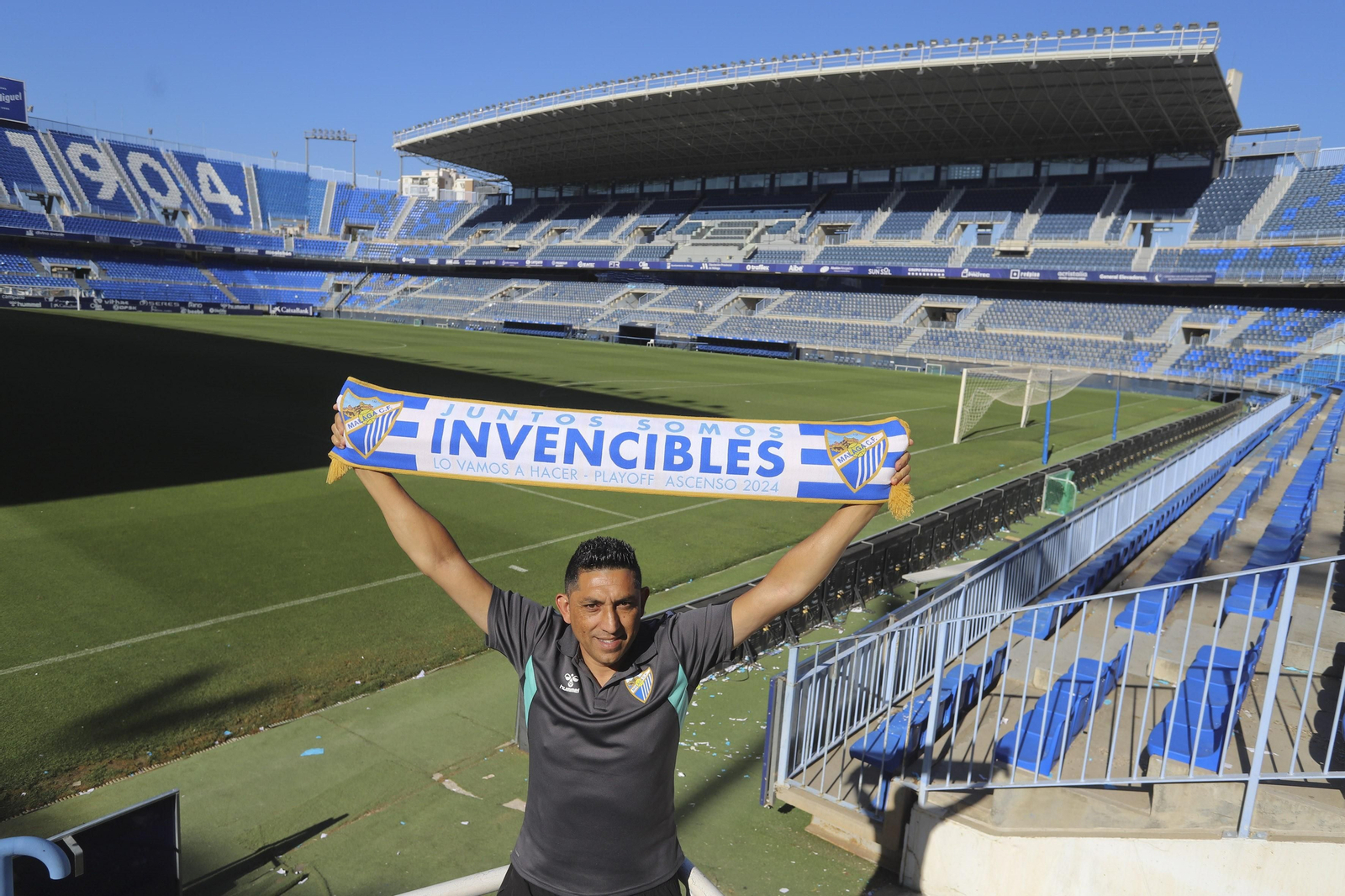 Basti posa en La Rosaleda