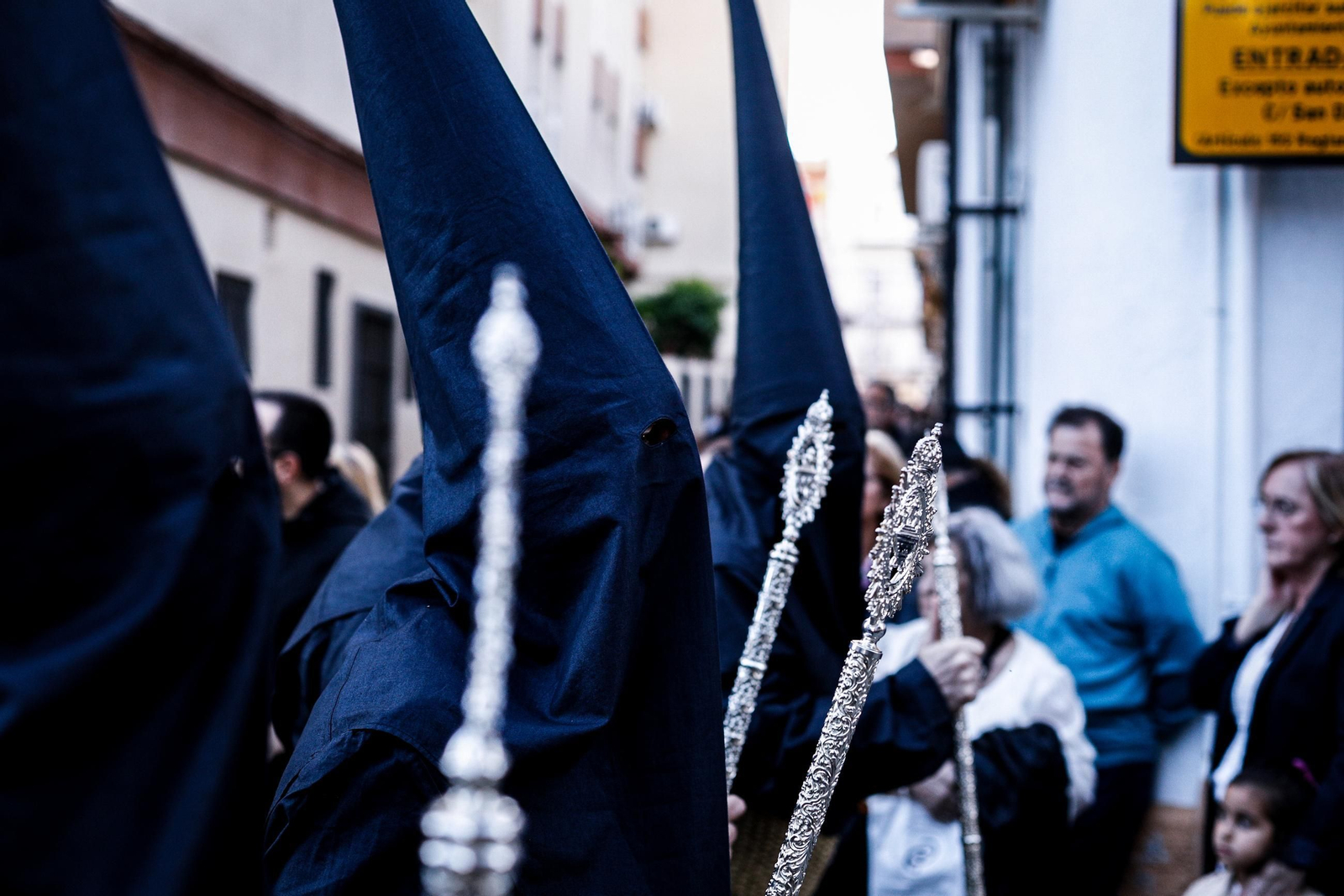 Imágenes de la salida de Santo Entierro en la Semana Santa de San Fernando 2025