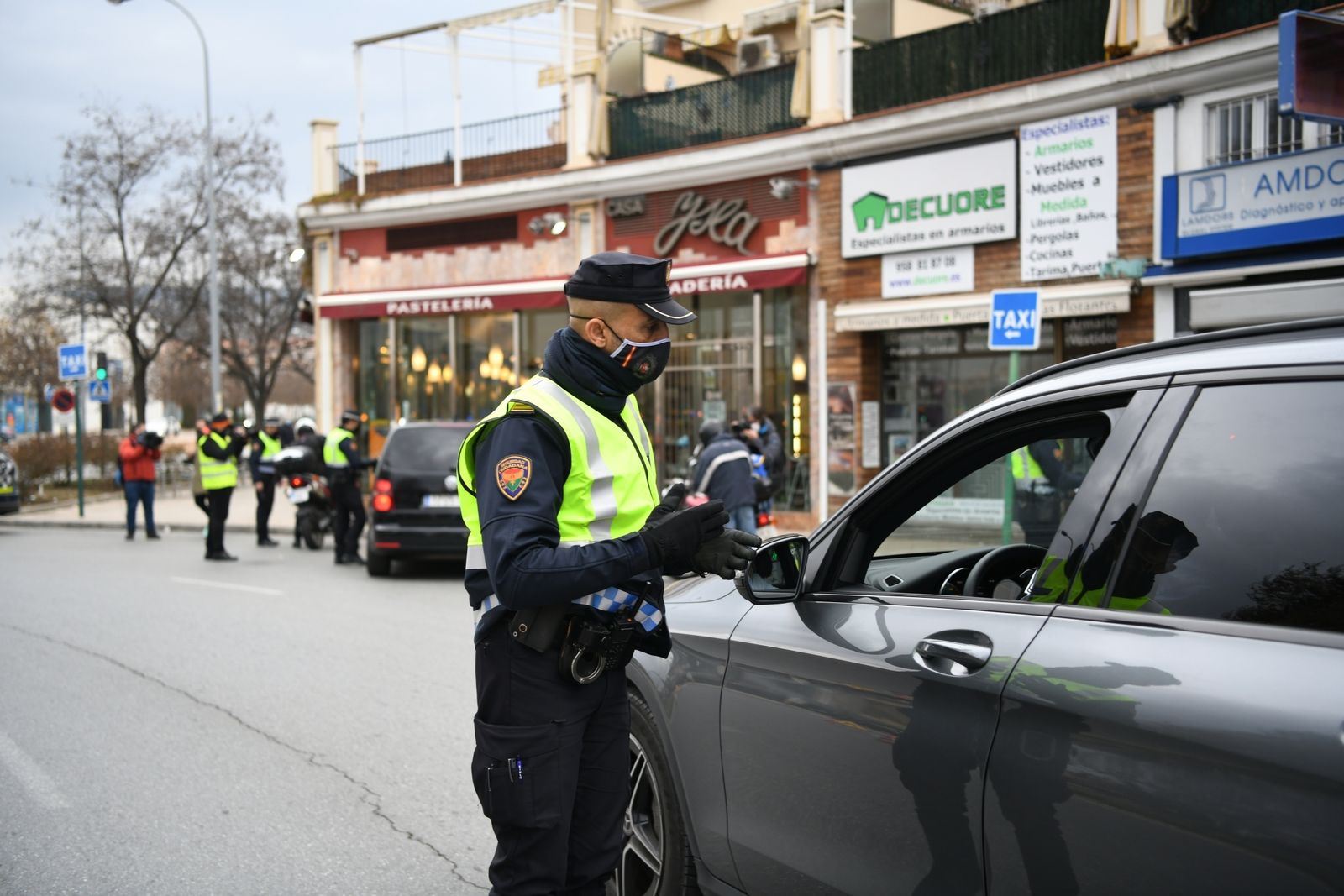 Fotos de los controles de la Policía Local del confinamiento perimetral de Granada