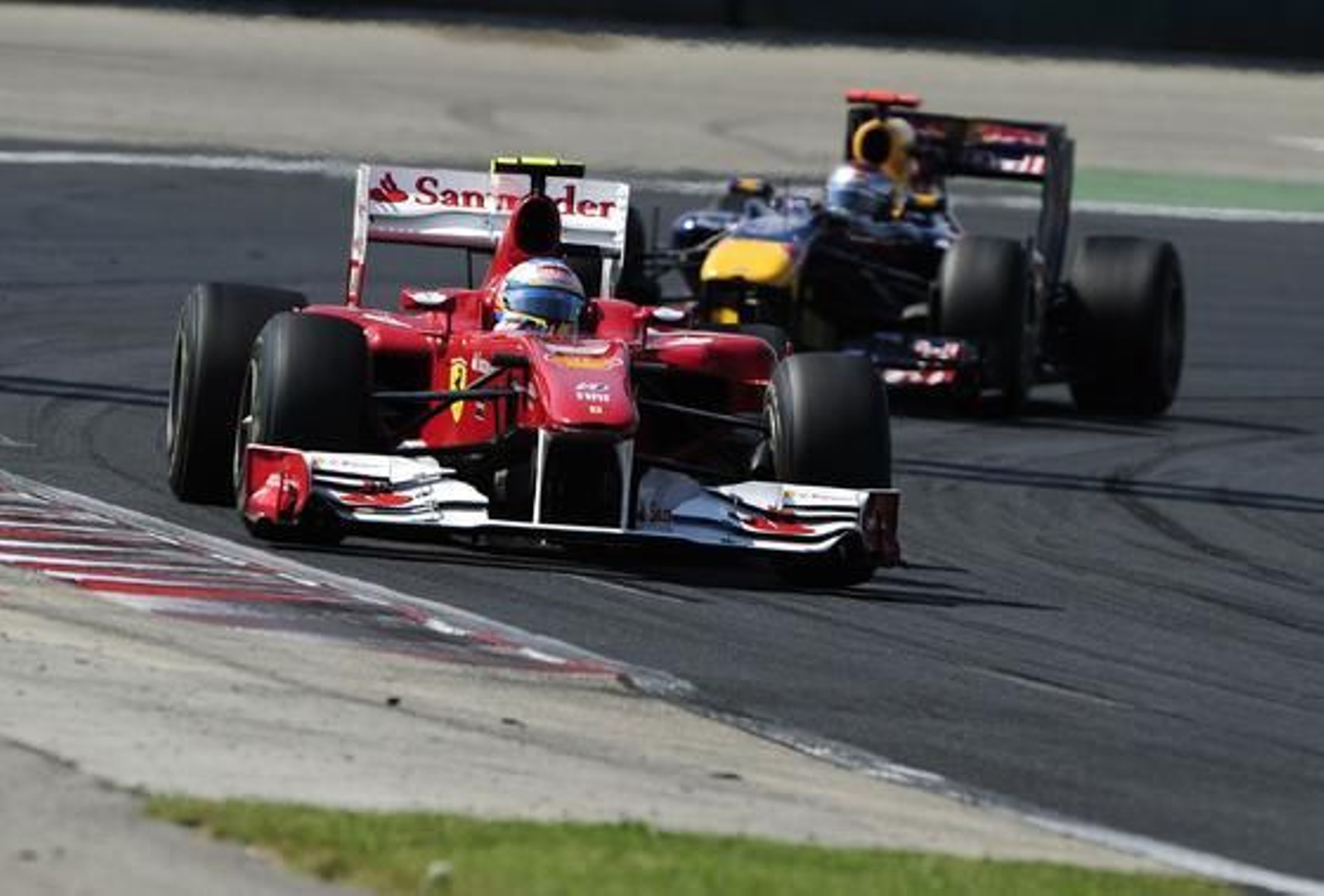 Alonso, perseguido de cerca por Vettel en el tramo final de la carrera. / AFP