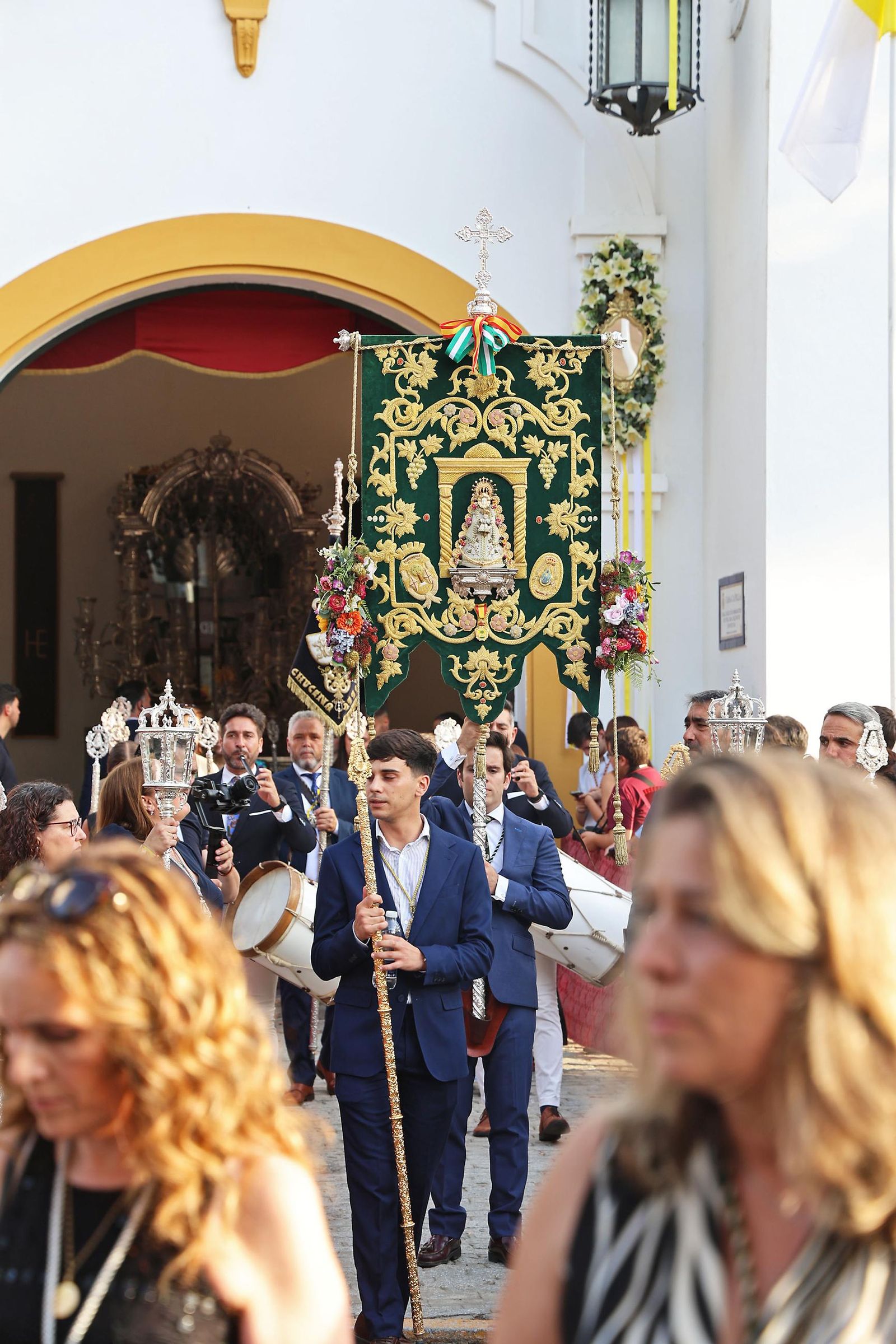 Imágenes del Rosario Jubilar rociero celebrado por las 25 hermandades filiales de la Matriz de Almonte en La Merced