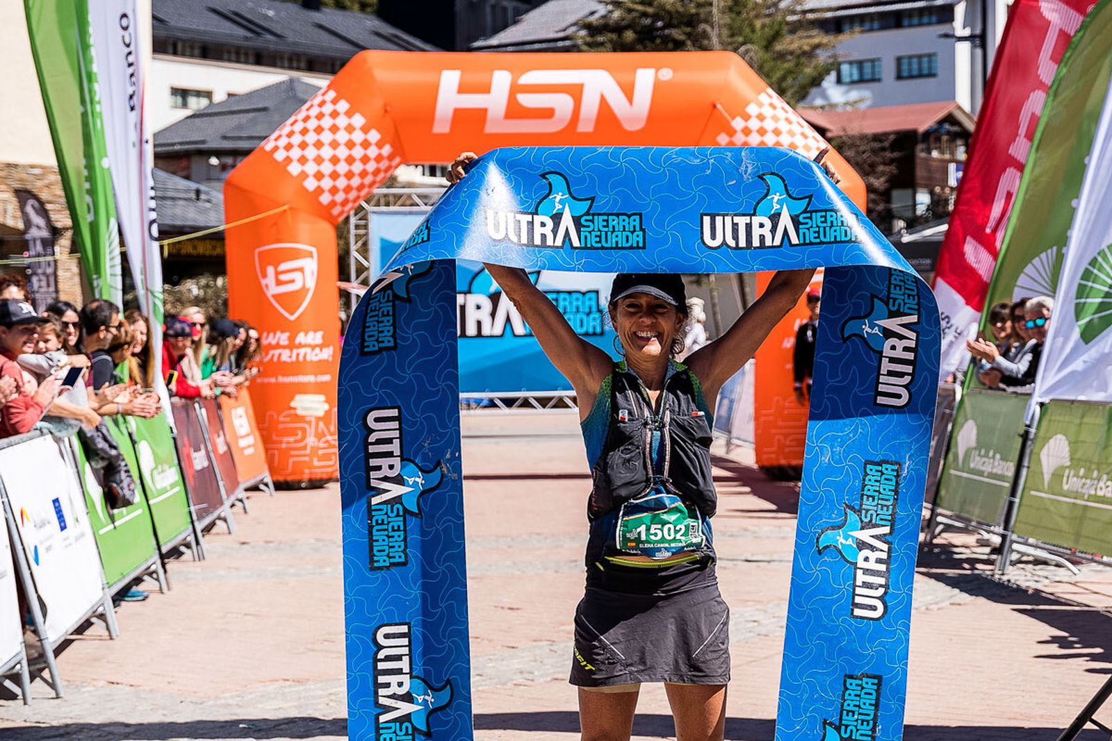 La vencedora de la pasada edición tras cruzar línea de meta.