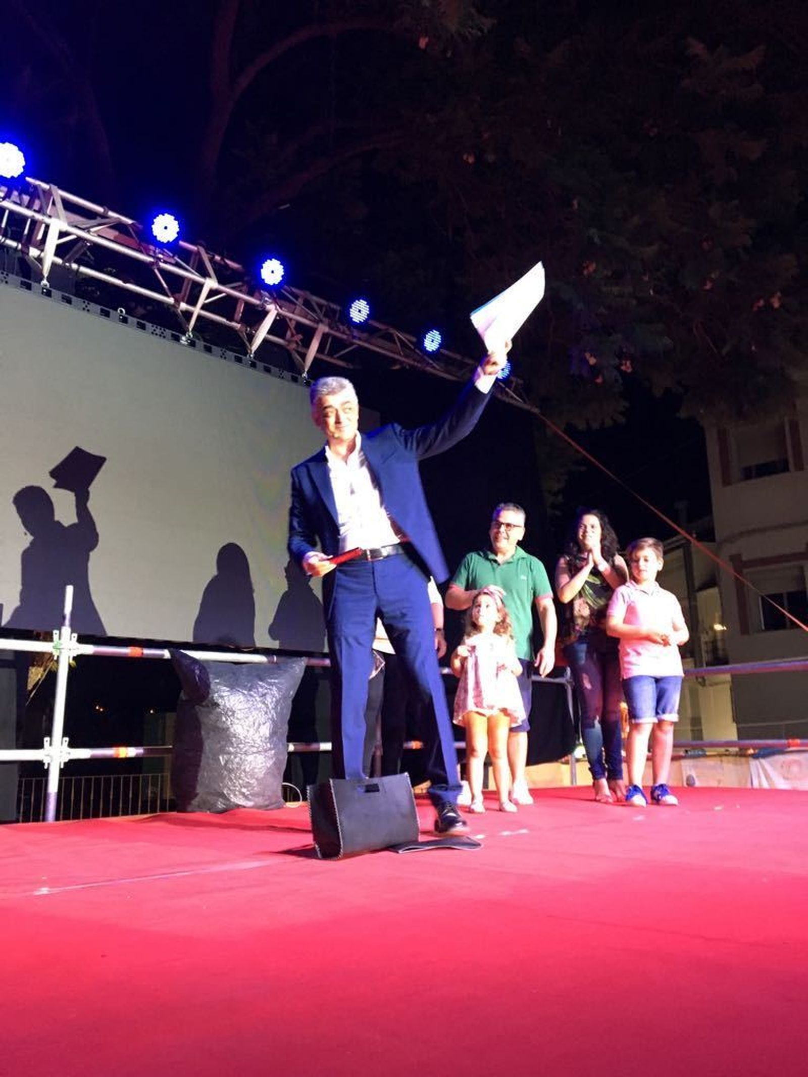 El periodista Modesto Barragán, durante su pregón, que cosechó el aplauso del público congregado.