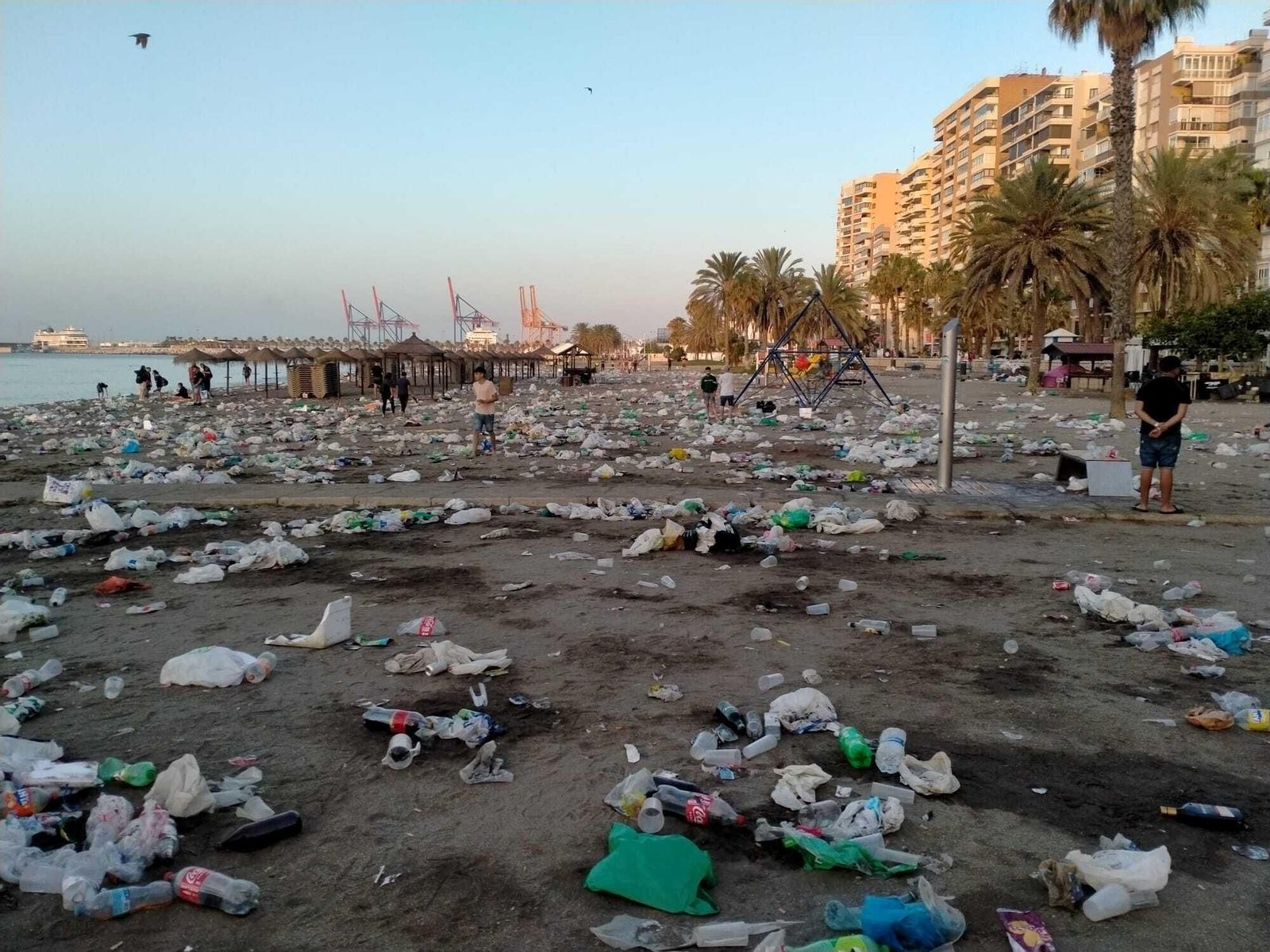 Las fotos de la basura en Playa de la Malagueta tras la Noche de San Juan