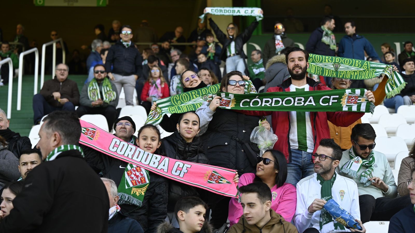 Aficionados cordobesistas animan antes del duelo en El Arcángel.