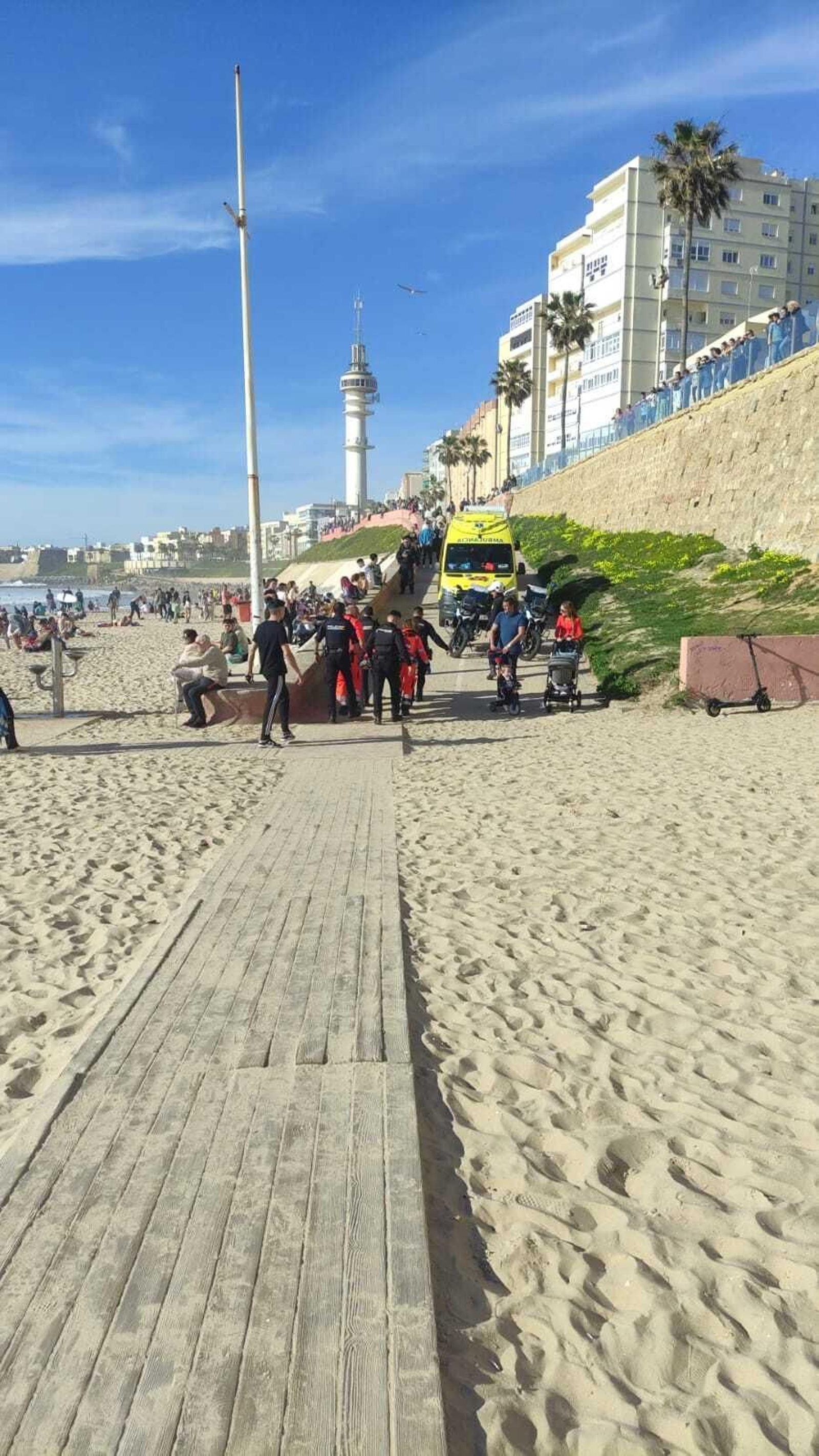 Imágenes del rescate de una joven en la playa de Santa María del Mar de Cádiz