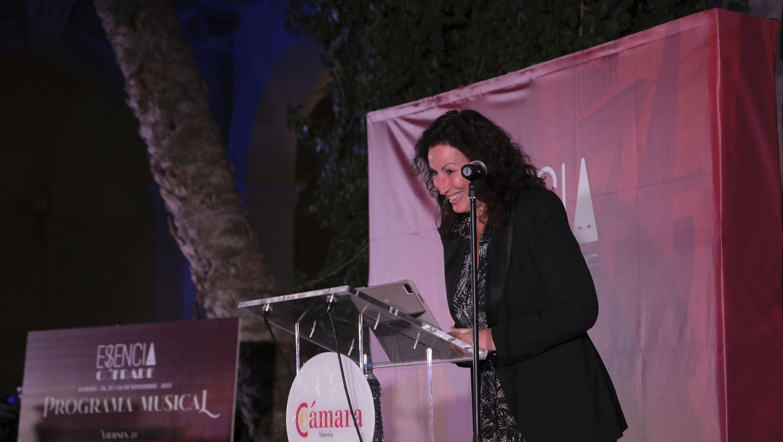 Presentación de Esencia Cofrade, en el Claustro de la Catedral de Almería