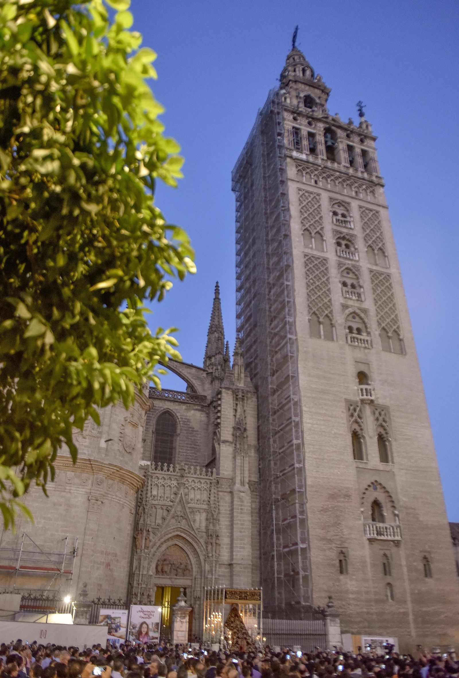 La Virgen de la Victoria, en rosario de aurora a la Catedral