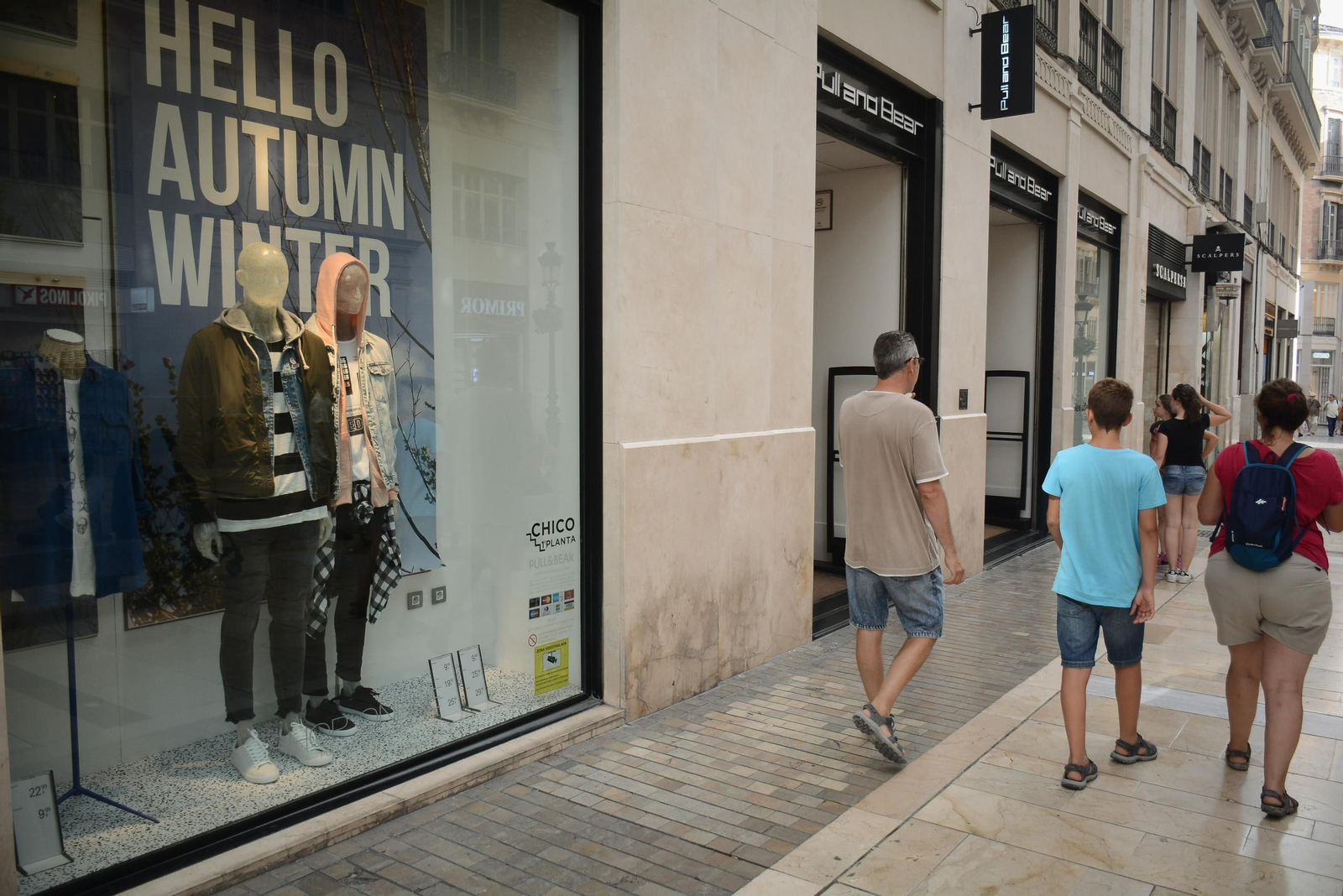 Un escaparate con ropa de otoño en la capital.
