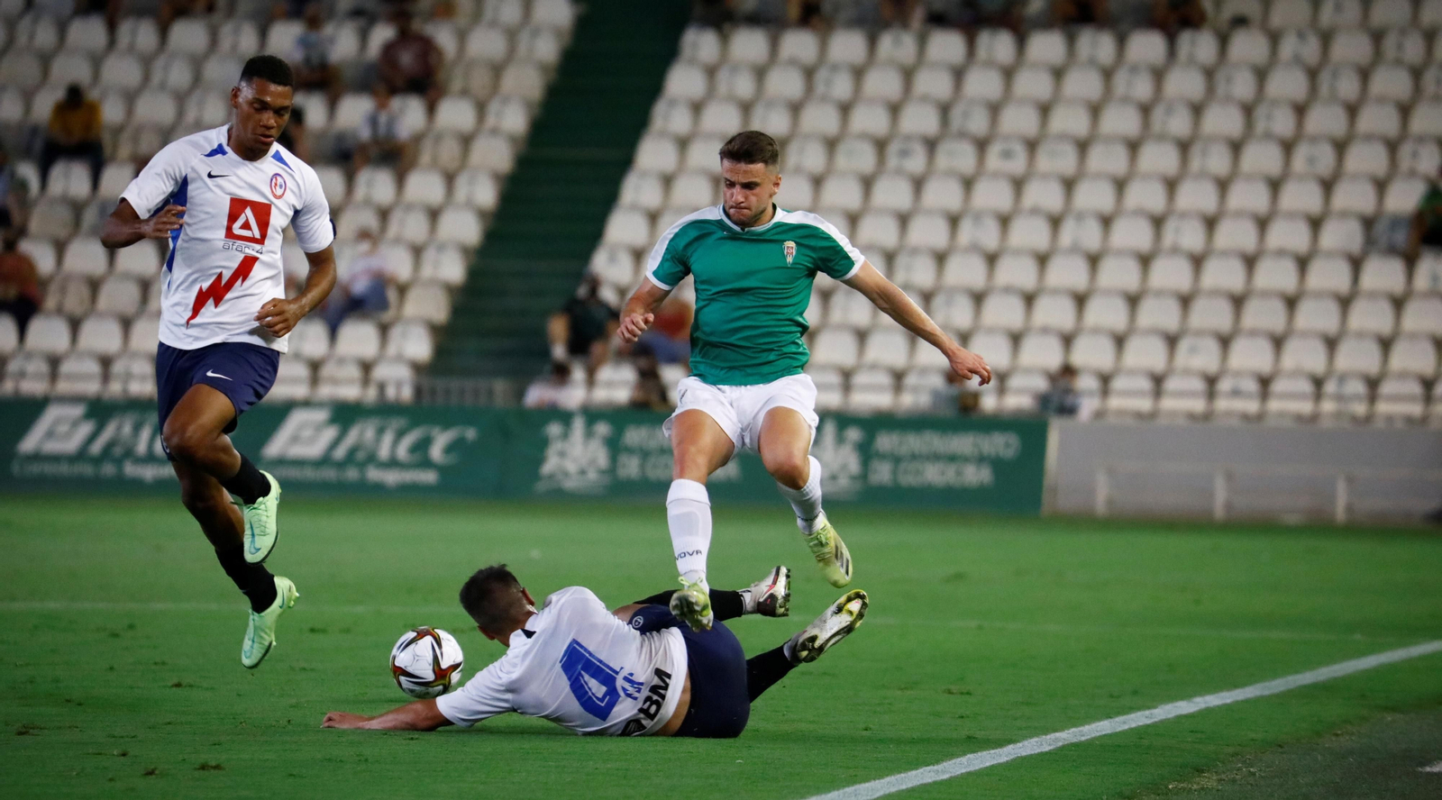 Ekaitz Jiménez intenta sortear a un rival en el amistoso ante el Rayo Majadahonda.