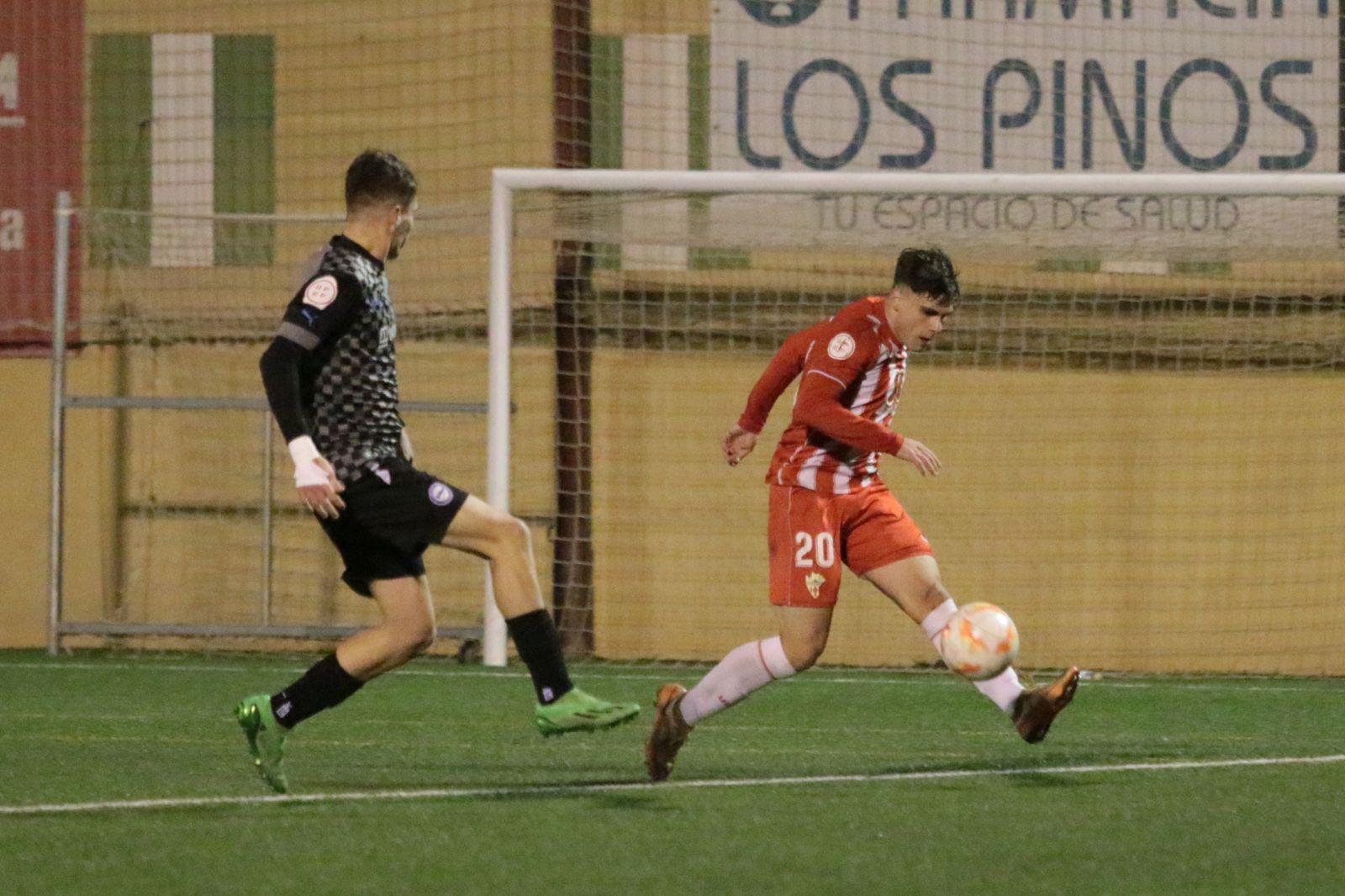 Marsu realiza un centro durante un partido disputado esta temporada en el Francisco Pomedio.