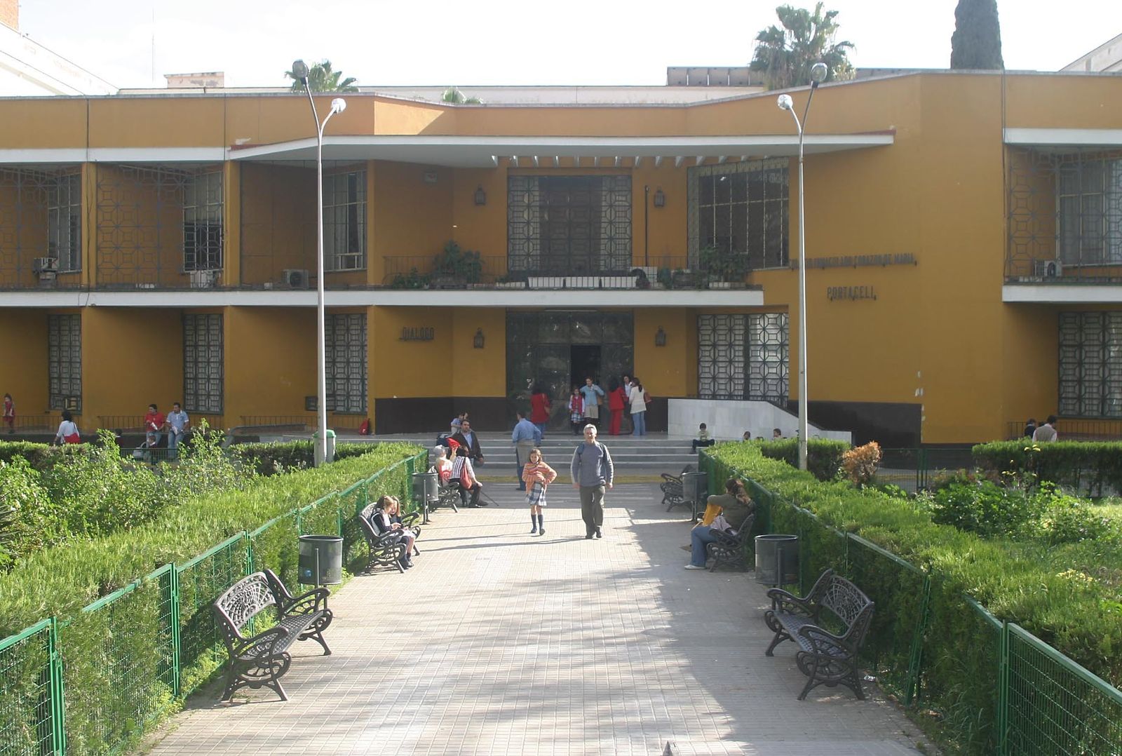 Algunos alumnos en el entorno del Colegio Portaceli de Sevilla.