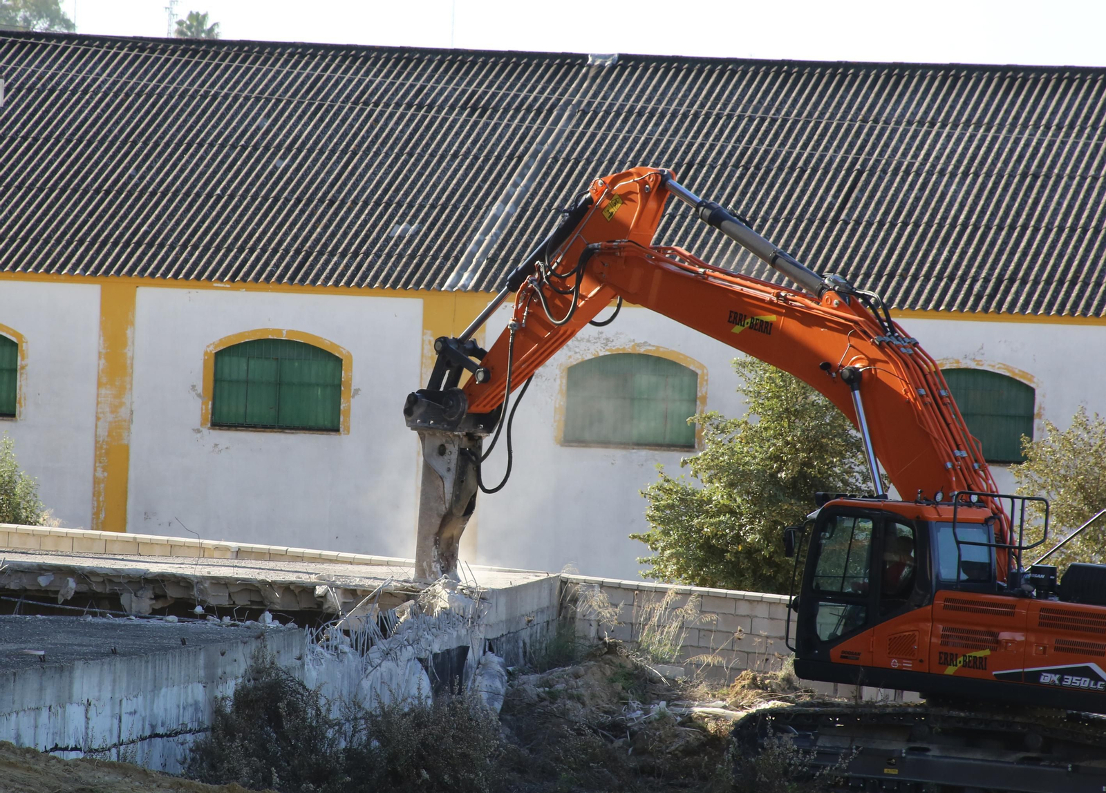 Comienzan los trabajos de derribo del Palacio de Congresos
