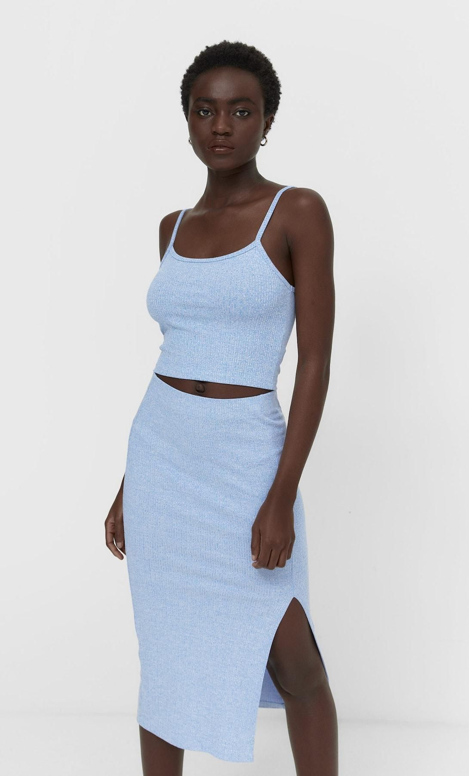 La falda midi de canalé de Stradivarius en celeste.