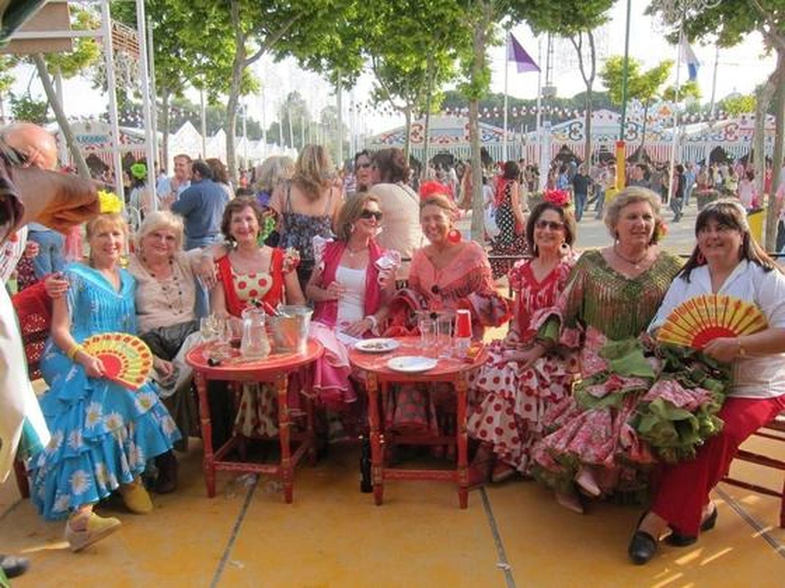 Un grupo de socias del Ateneo del Vino, disfrutando de un buen rato durante la Feria de Primavera.
