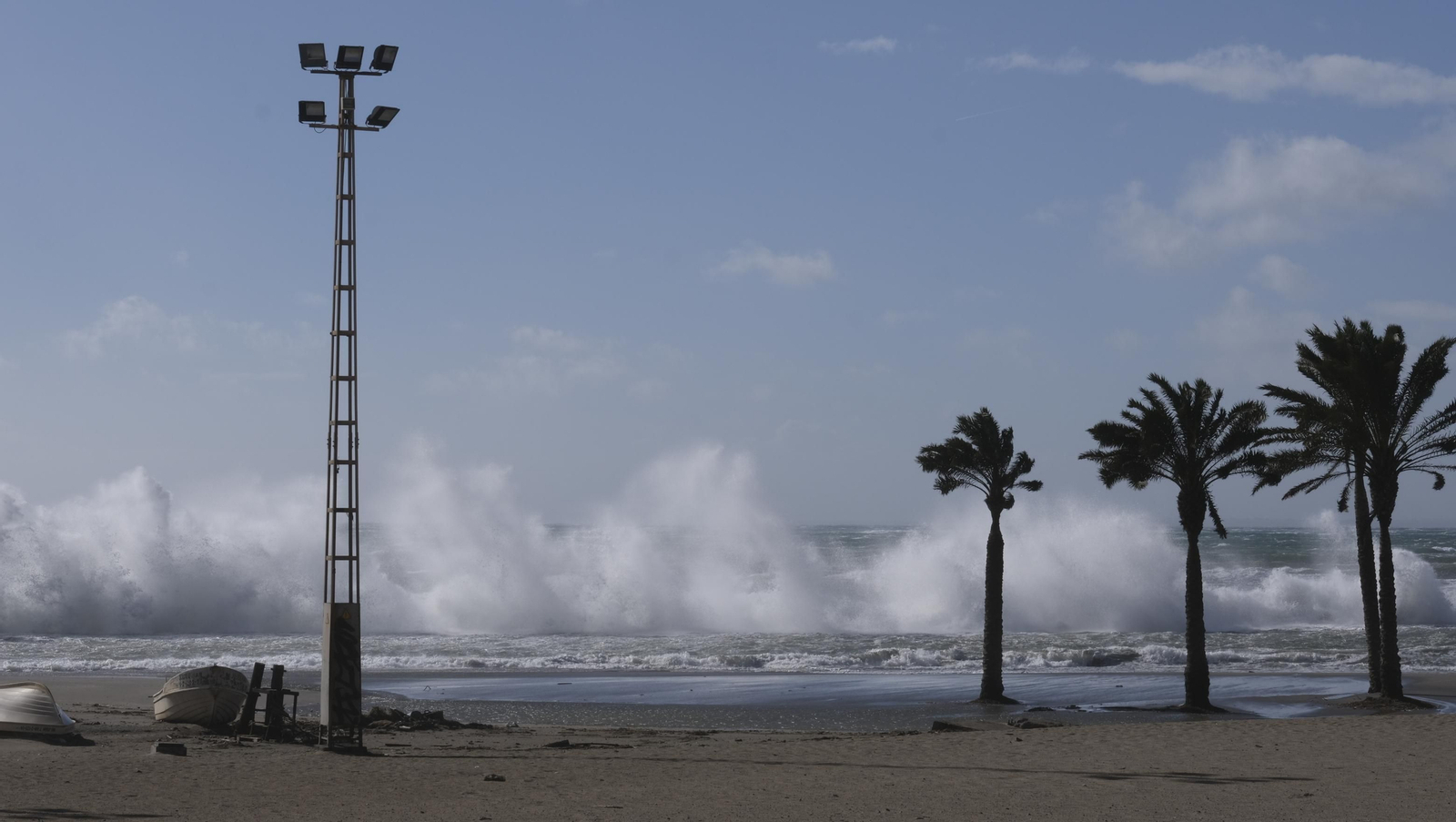 Temporal de viento y flota pesquera amarrada, en Almería