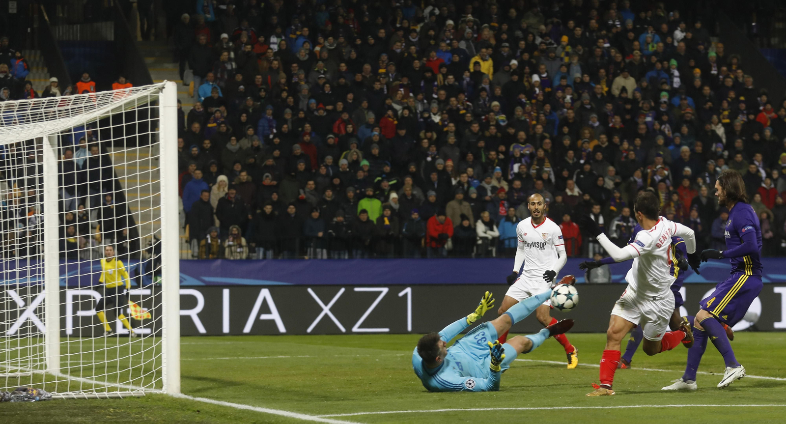 El portero para una ocasión clara de Ben Yedder.