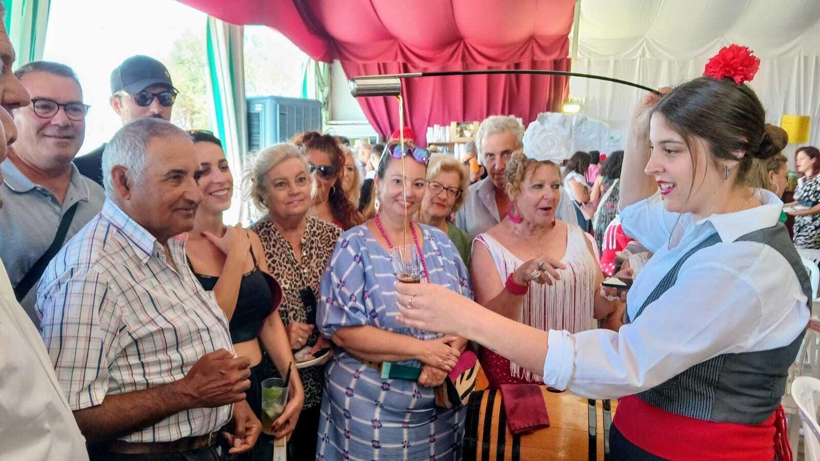 Una venenciadora muestra su arte en la Caseta Municipal.