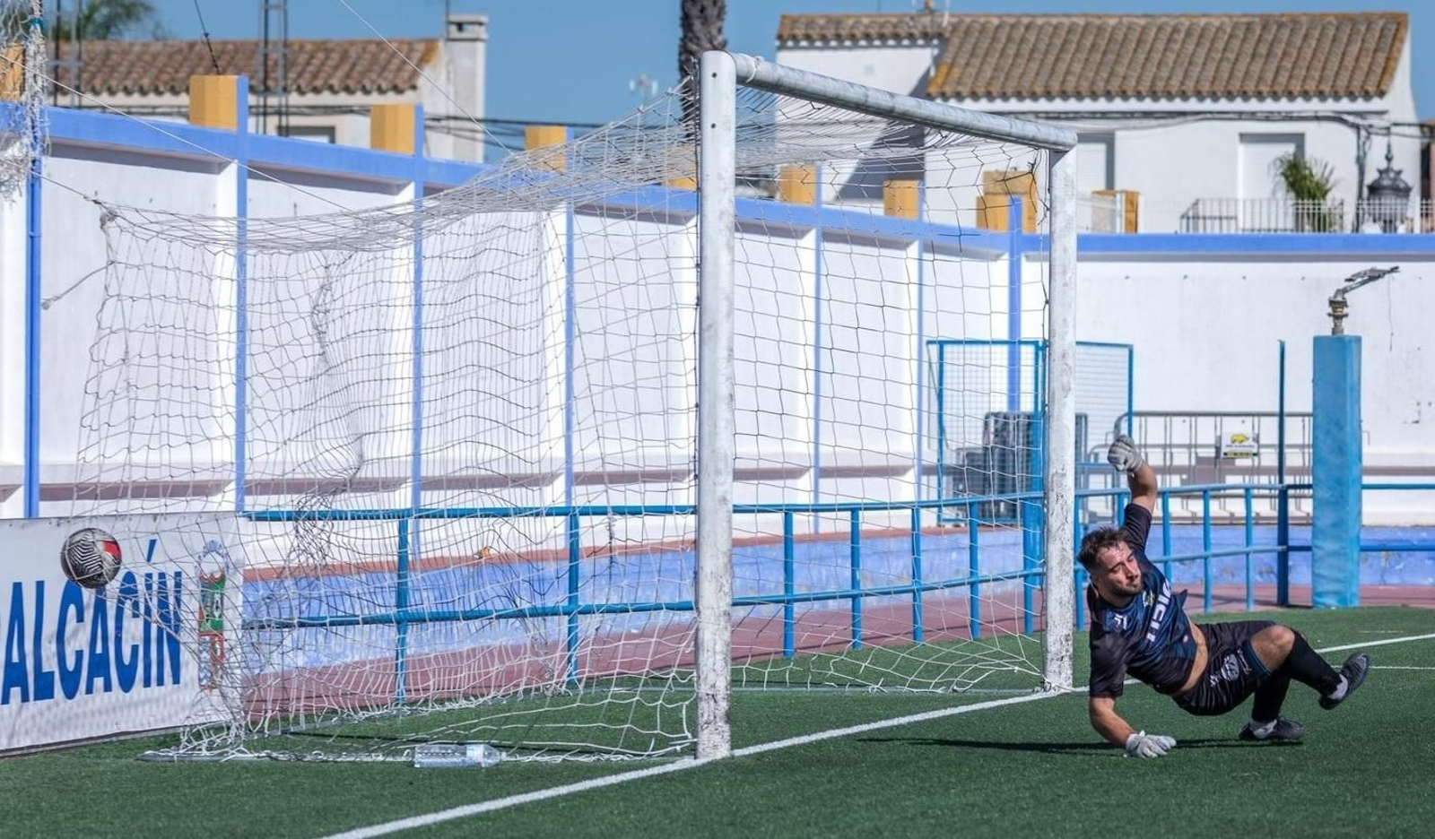 David Pulido, portero del Guadalcacín, encajó el 1-0 en Rota de penalti.