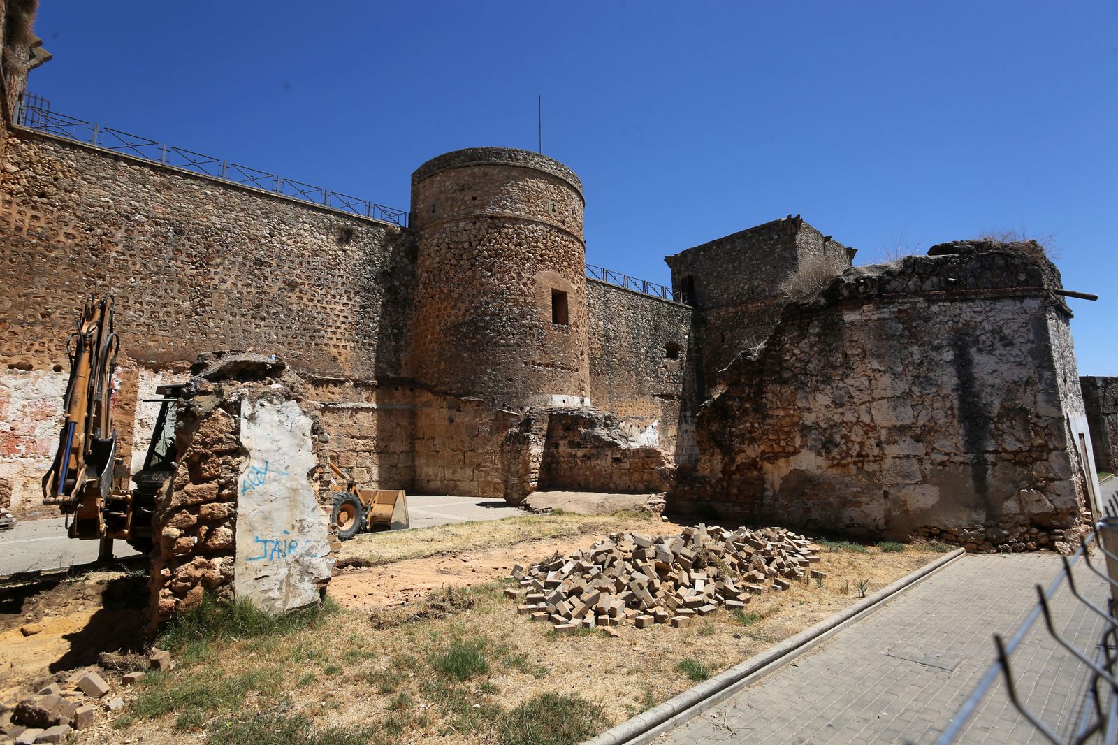 Visita de autoridades a las obras de restauración de la Barbacana de Niebla en imágenes