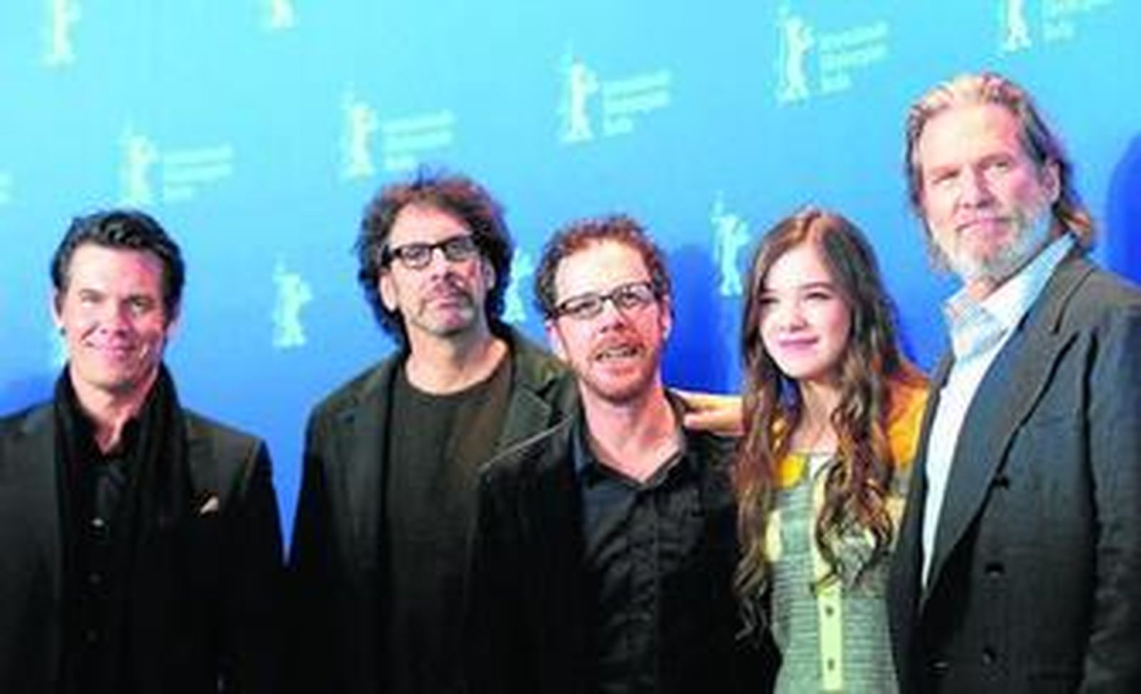 Josh Brolin, los hermanos Ethan y Joel Coen, Hailee Steinfeld y Jeff Bridges, ayer, en la presentación de 'Valor de ley' en la Berlinale.