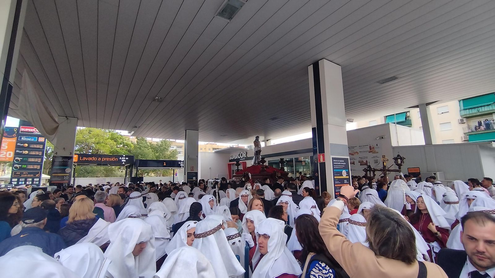 Ecce-Homo y Amor de Vélez-Málaga se refugian del aguacero en una gasolinera