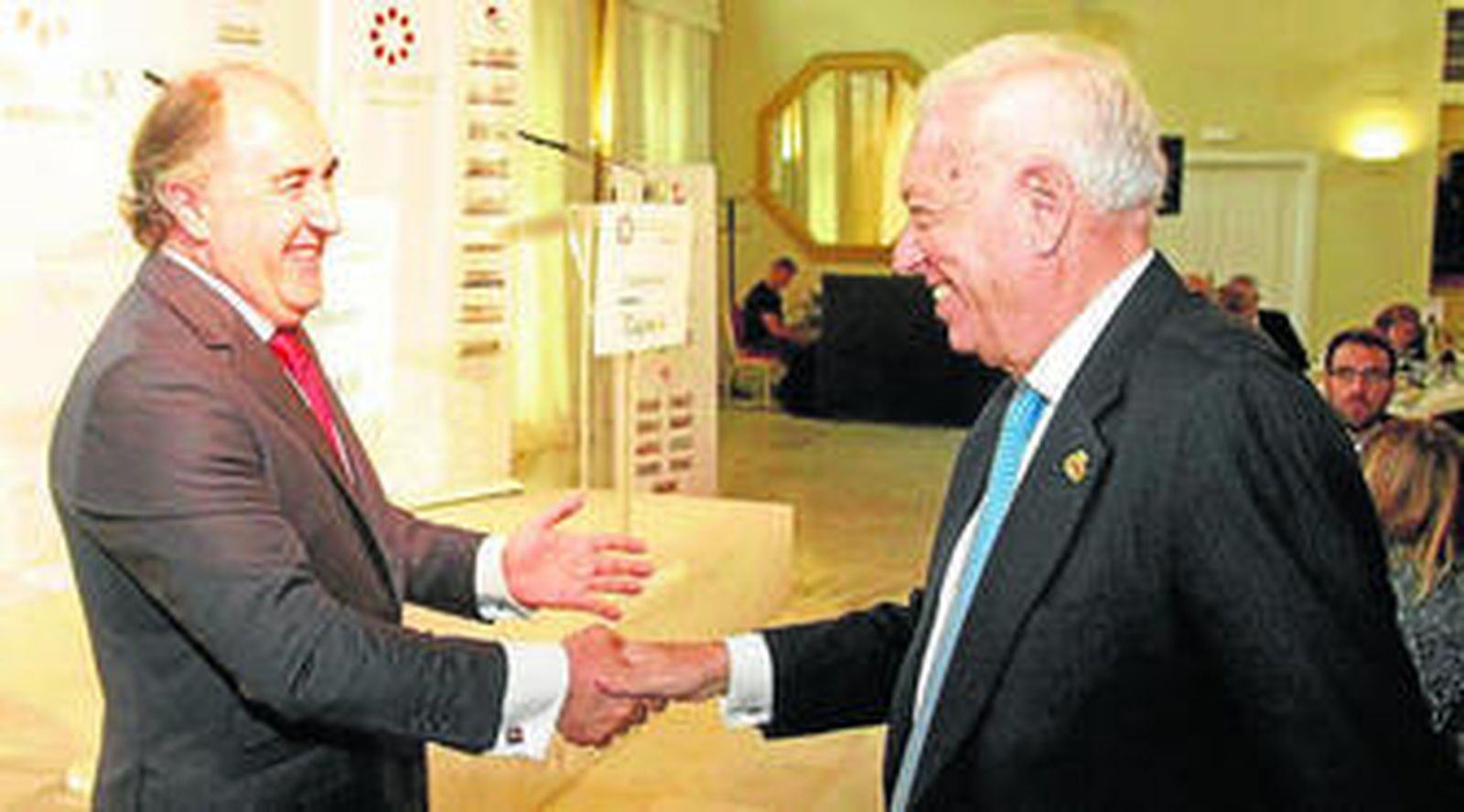 José Ignacio Landaluce saluda a José Manuel García-Margallo.