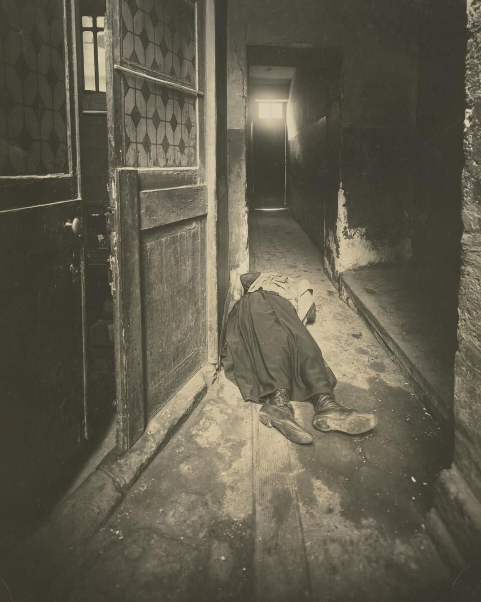 Fotografía de la escena de un asesinato en París, realizada por Alphonse Bertillon y perteneciente a la colección del MOMA de Nueva York.