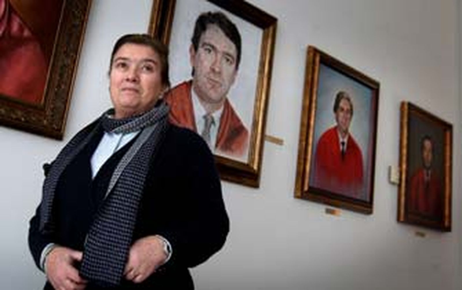 Rocío Domínguez Bartolomé ante la galería de retratos de anteriores decanos de Derecho./Miguel Ángel González
