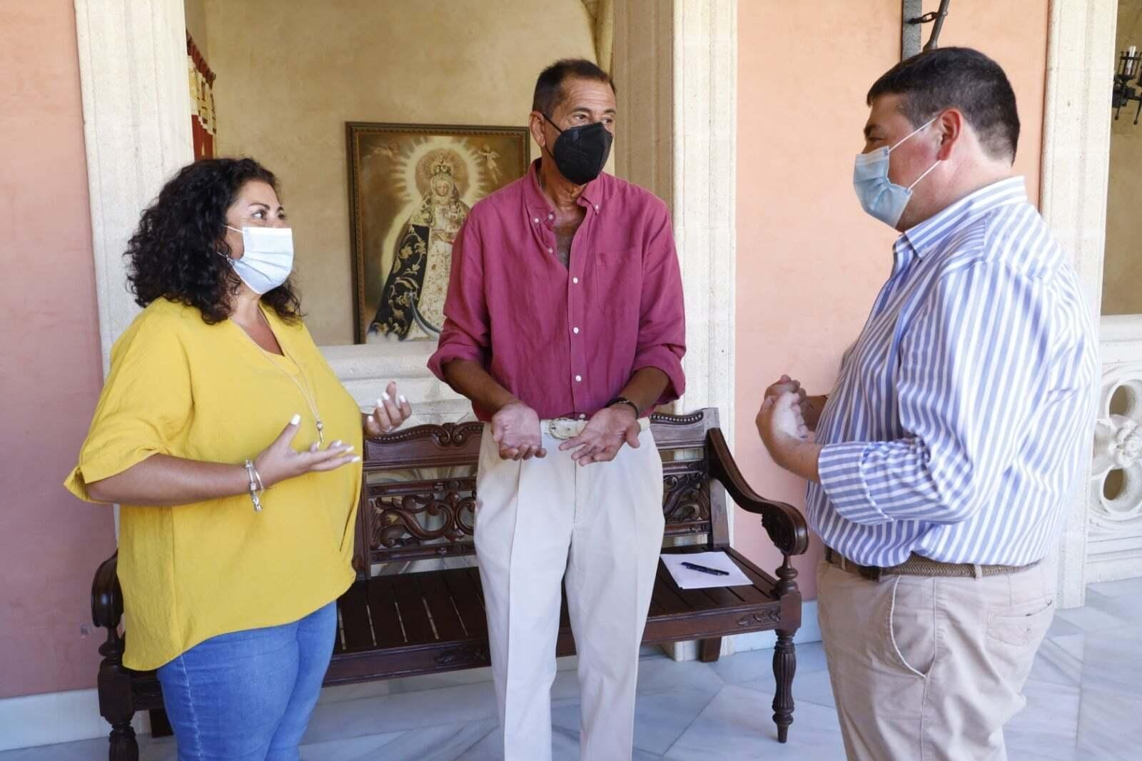 El primer teniente de alcalde y la concejala de Fiestas, con el hermano mayor de la Hermandad del Rosario en el Palacio Municipal Castillo de Luna.