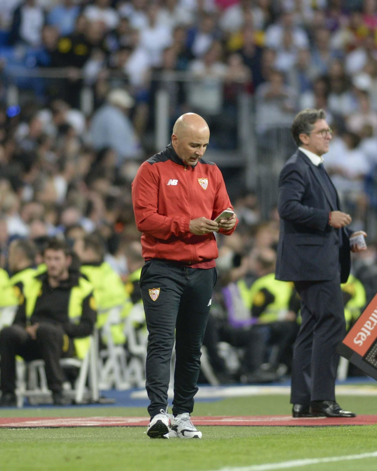 Jorge Sampaoli revisa su móvil durante el partido en el Bernabéu. Jorge Sampaoli revisa su móvil durante el partido en el Bernabéu.