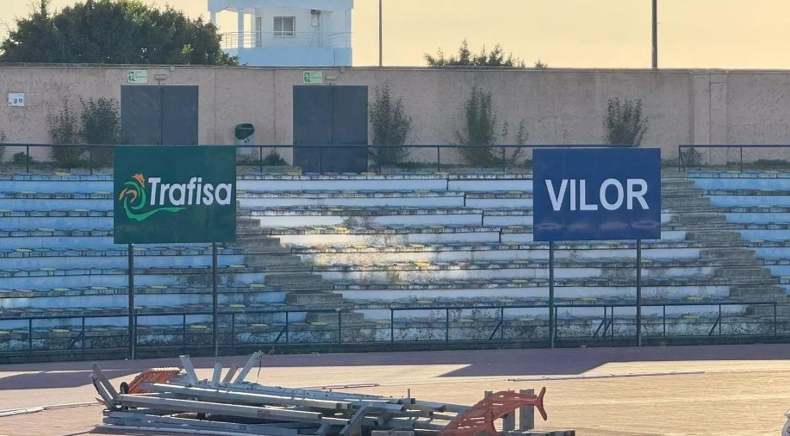 Carteles en el estadio de las anteriores adjudicatarias de las obras.