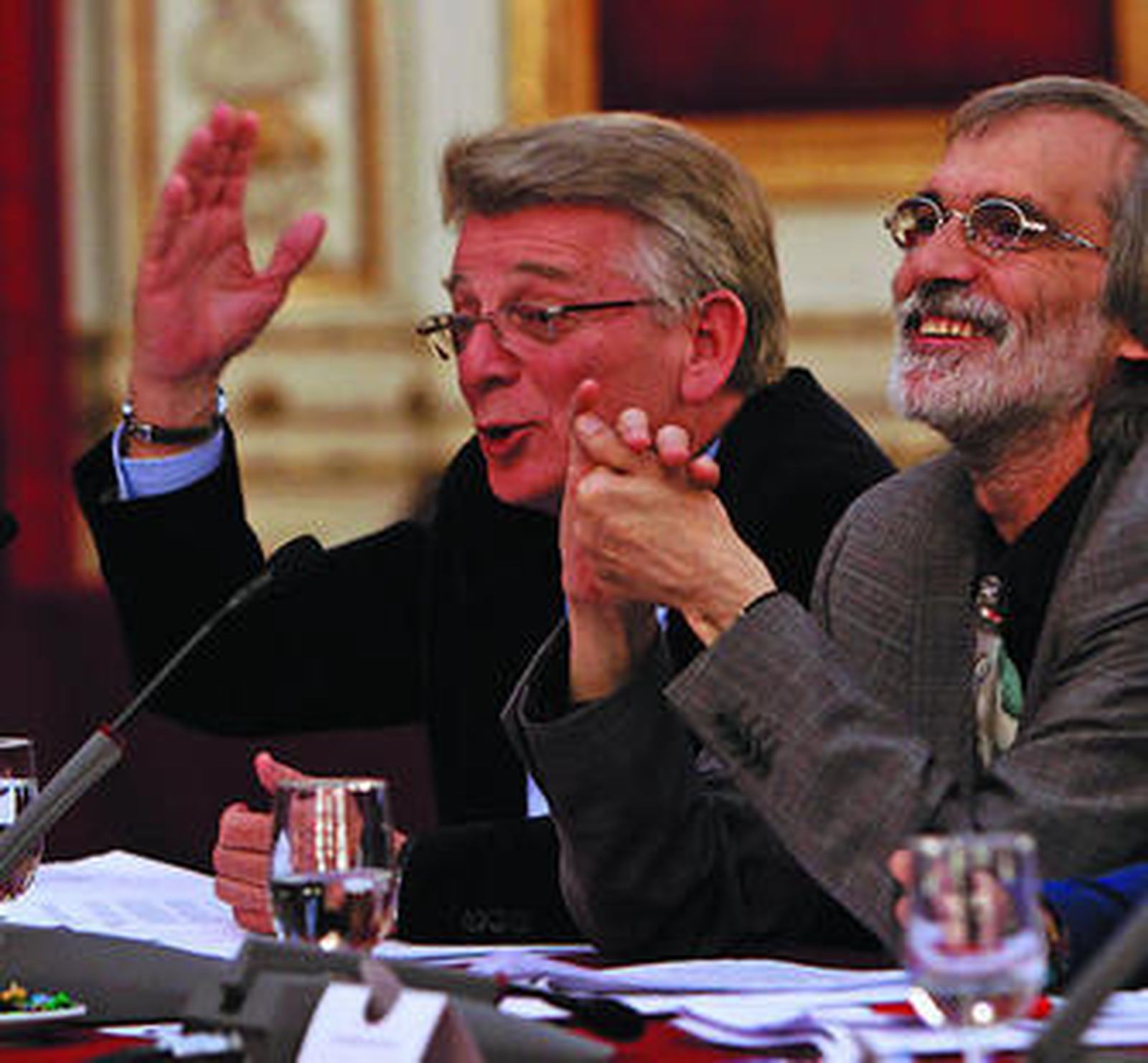 González Cabaña gesticula en el último pleno de la Diputación de Cádiz. A su lado, Pérez Peralta.