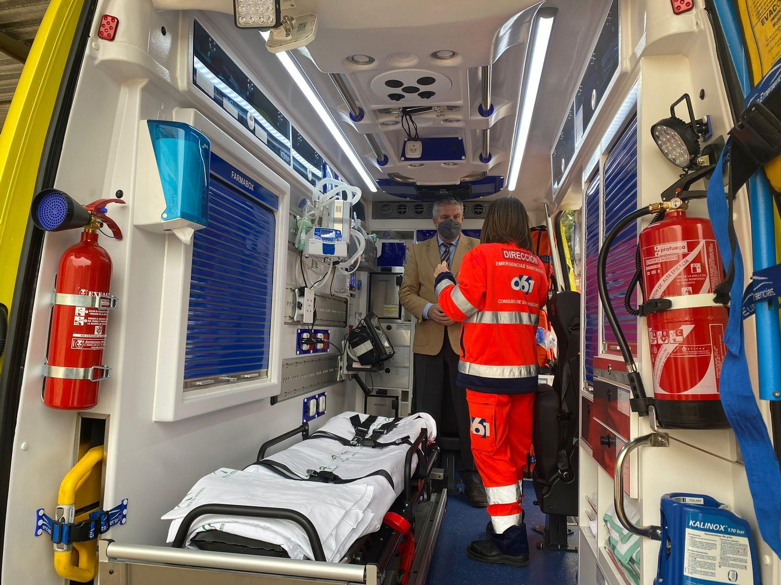 Interior de uno de los vehículos del 061 en Almería.