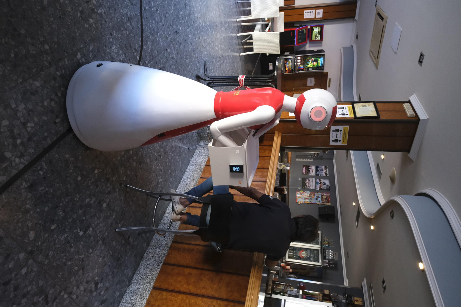 Fotogalería de Herbelita, la robot camarera de El Alquián.