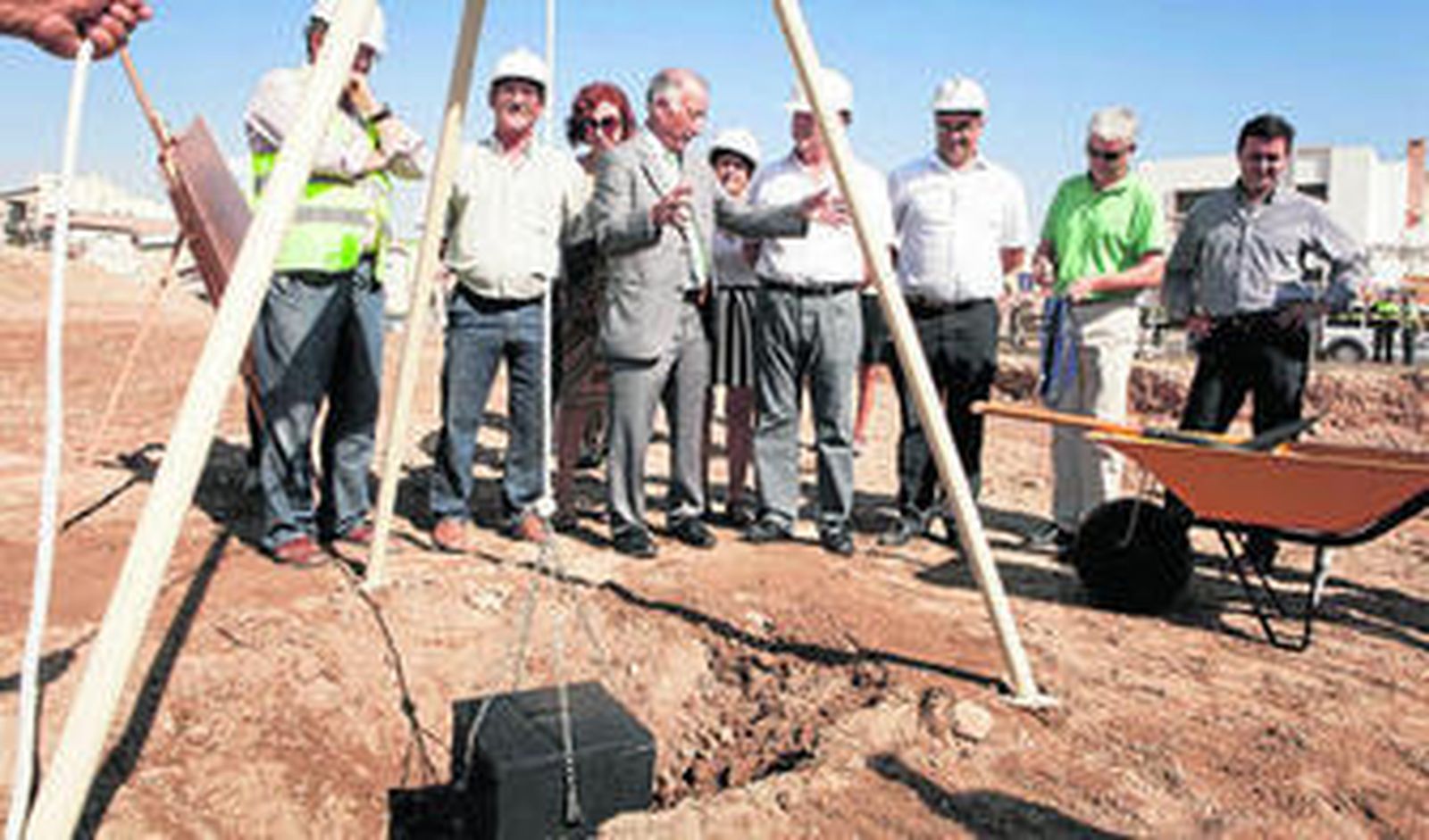 Amat y Jiménez conversan durante la colocación de la primera piedra del Parque Central.