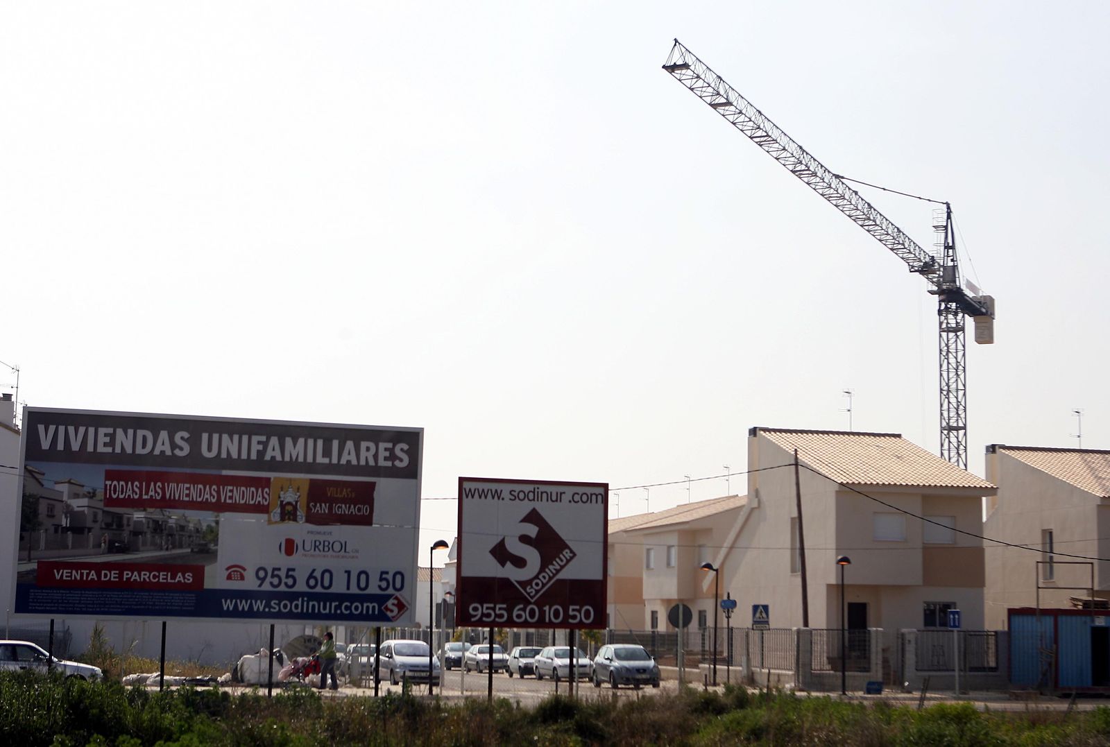 Carteles con promociones de vivienda y obras en Bollullos, en una imagen de archivo.