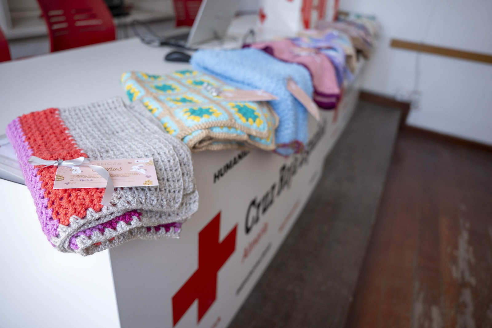 Cruz Roja realiza la entrega de mantitas solidarias a las familias de acogida