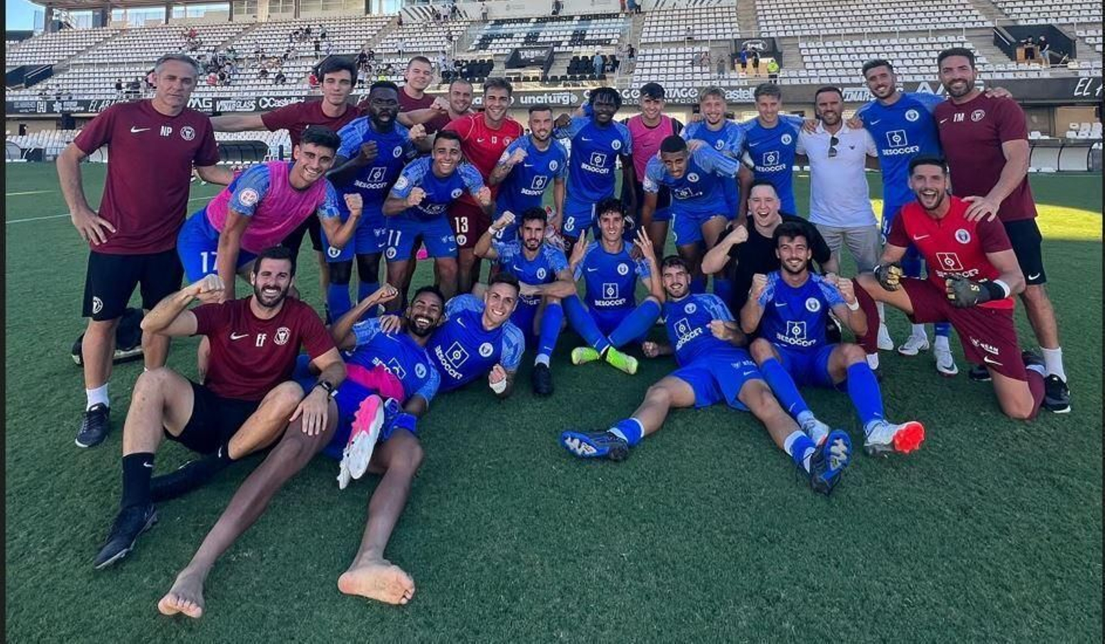 La plantilla de El Palo celebra su triunfo en Cartagena
