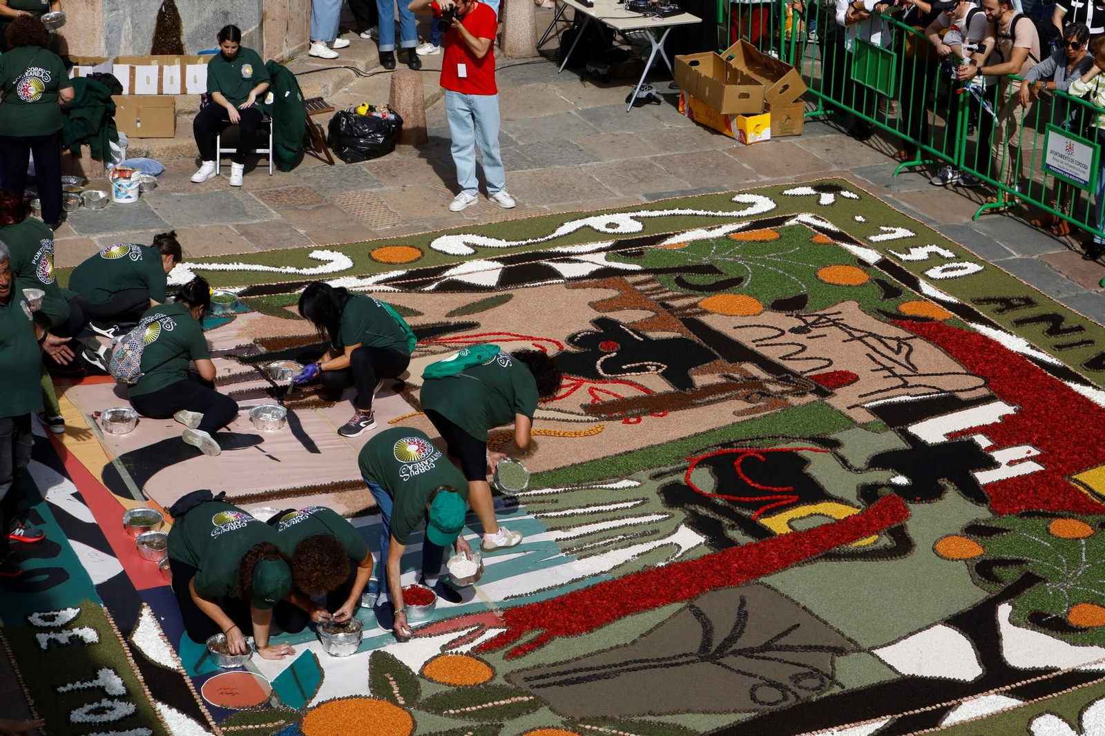 Las imágenes de la espectacular alfombra floral inspirada en Romero de Torres