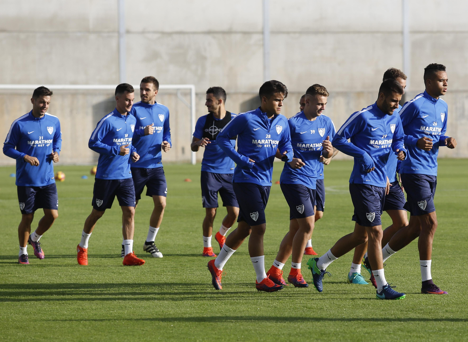 En-Nesyri, Kuki Zalazar, Ontiveros y Luis Muñoz, entre otros canteranos en un entrenamiento del Málaga.