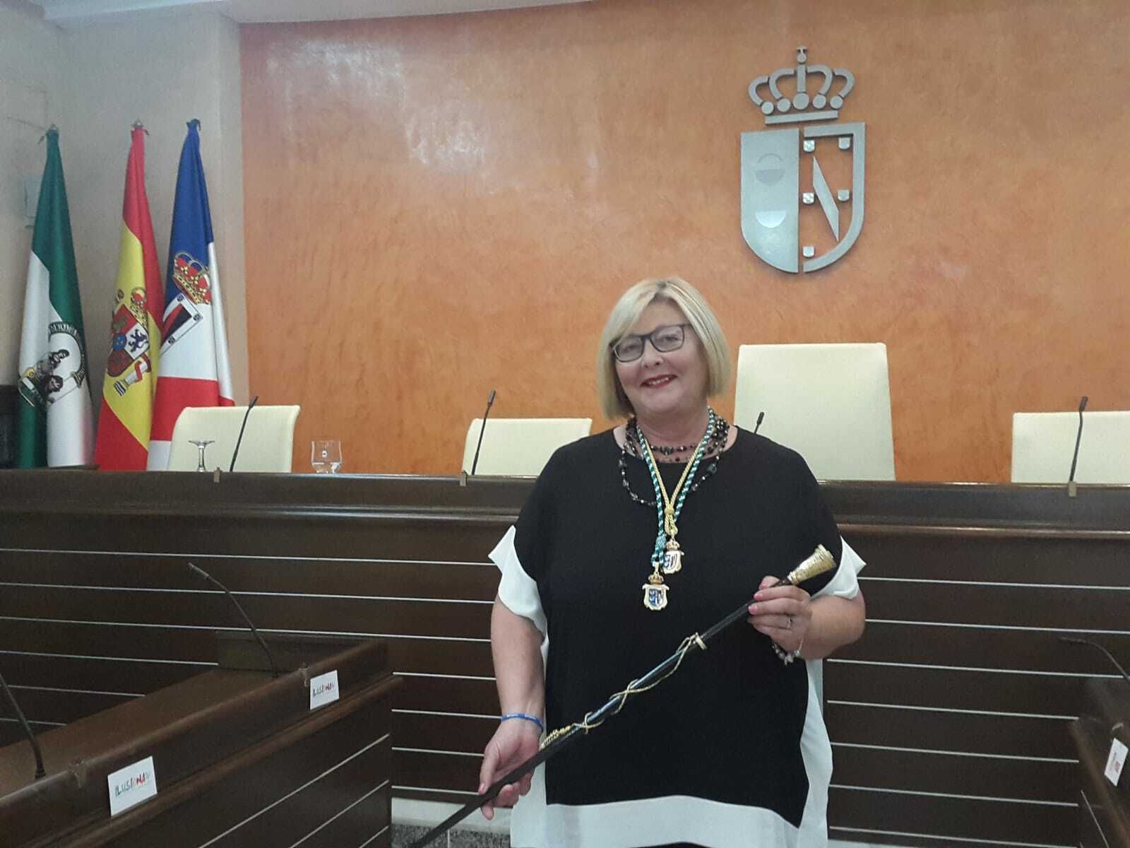 Rocío del Mar Castellano posa con su bastón de mando como nueva alcaldesa de Almonte.